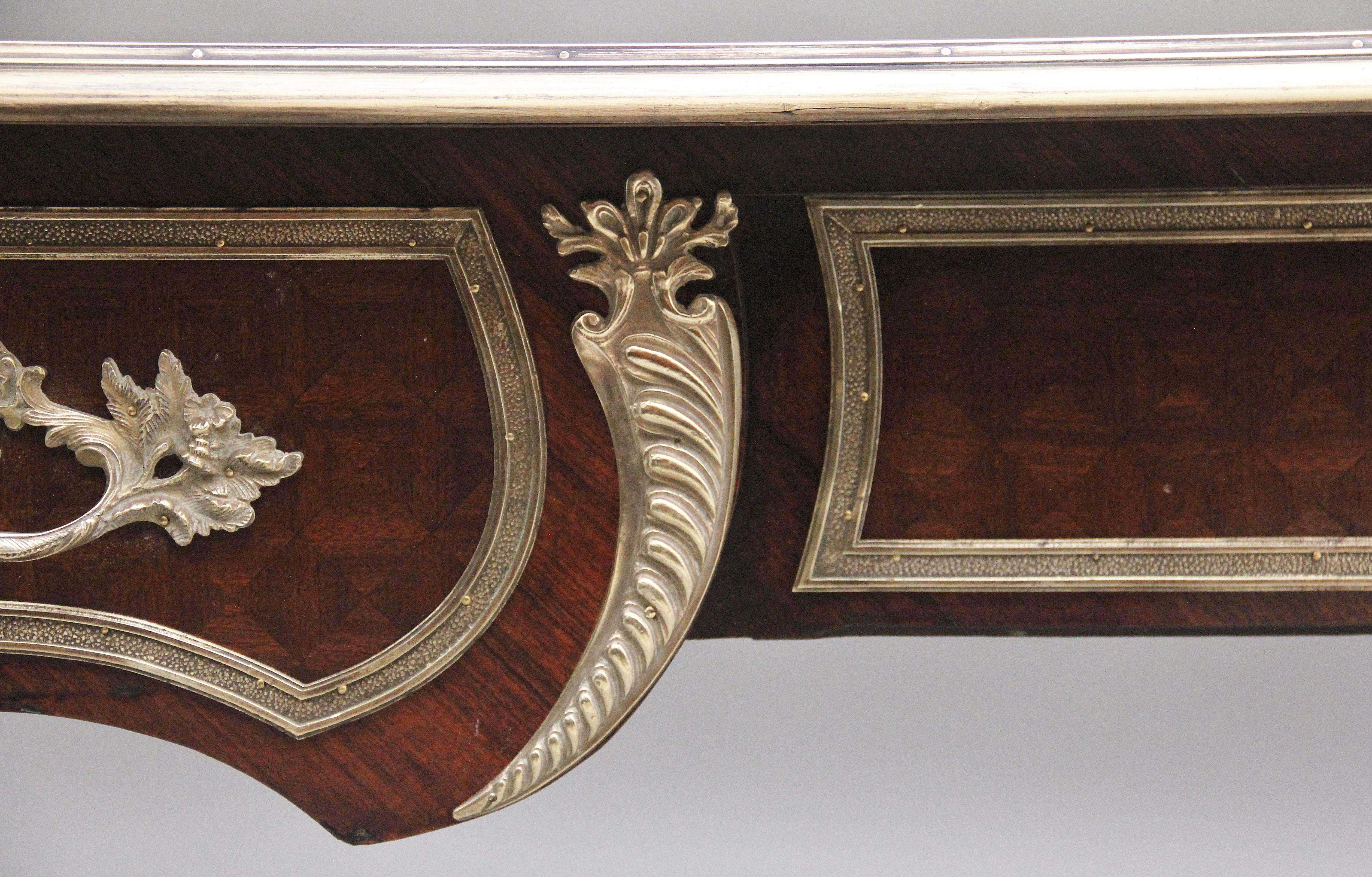 Bureau français du XIXe siècle en bois de roi et bronze doré en vente 7