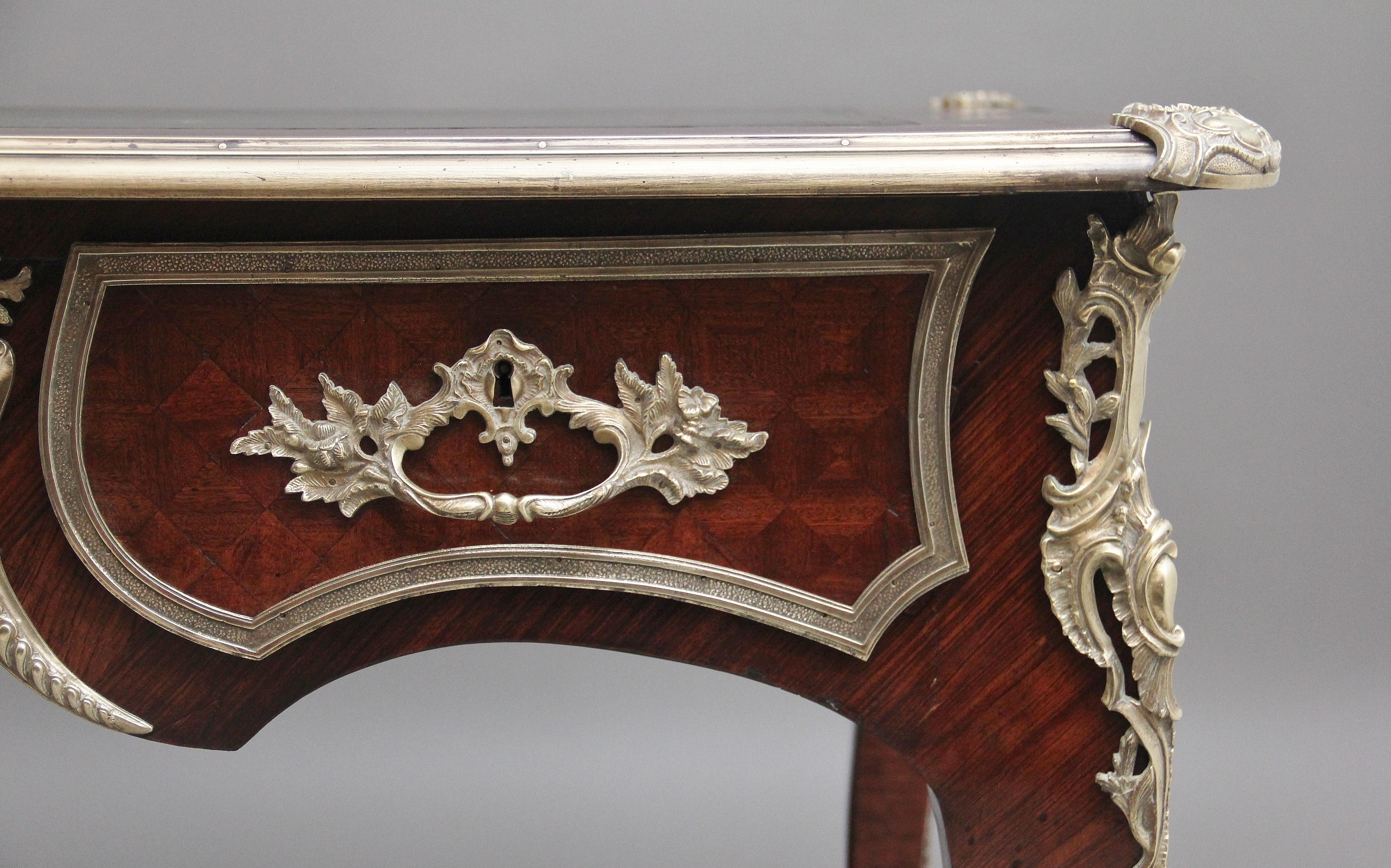 Milieu du XIXe siècle Bureau français du XIXe siècle en bois de roi et bronze doré en vente