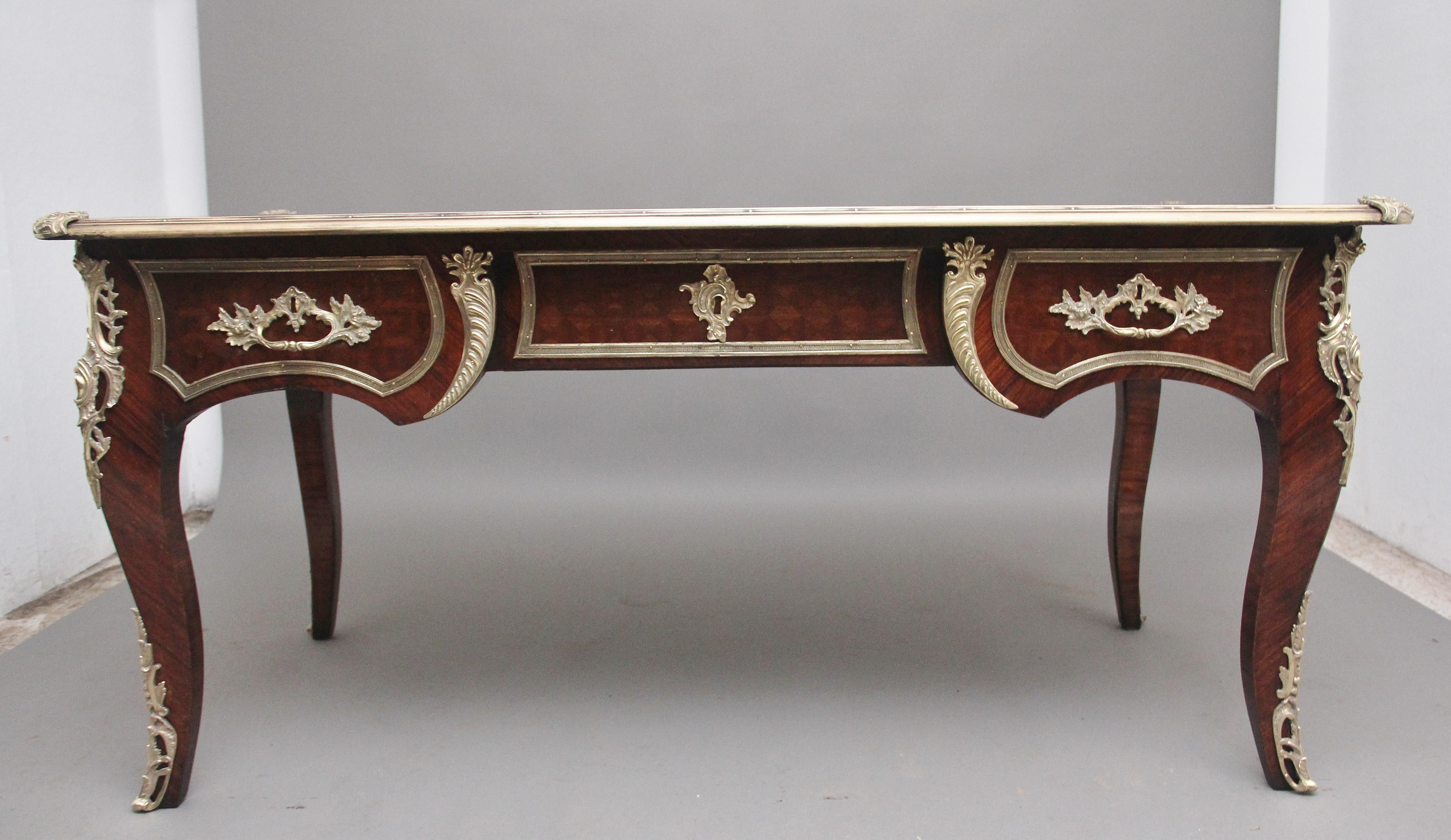 19. Jahrhundert Französisch Kingwood Ormolu montiert Schreibtisch (Veilchenholz) im Angebot