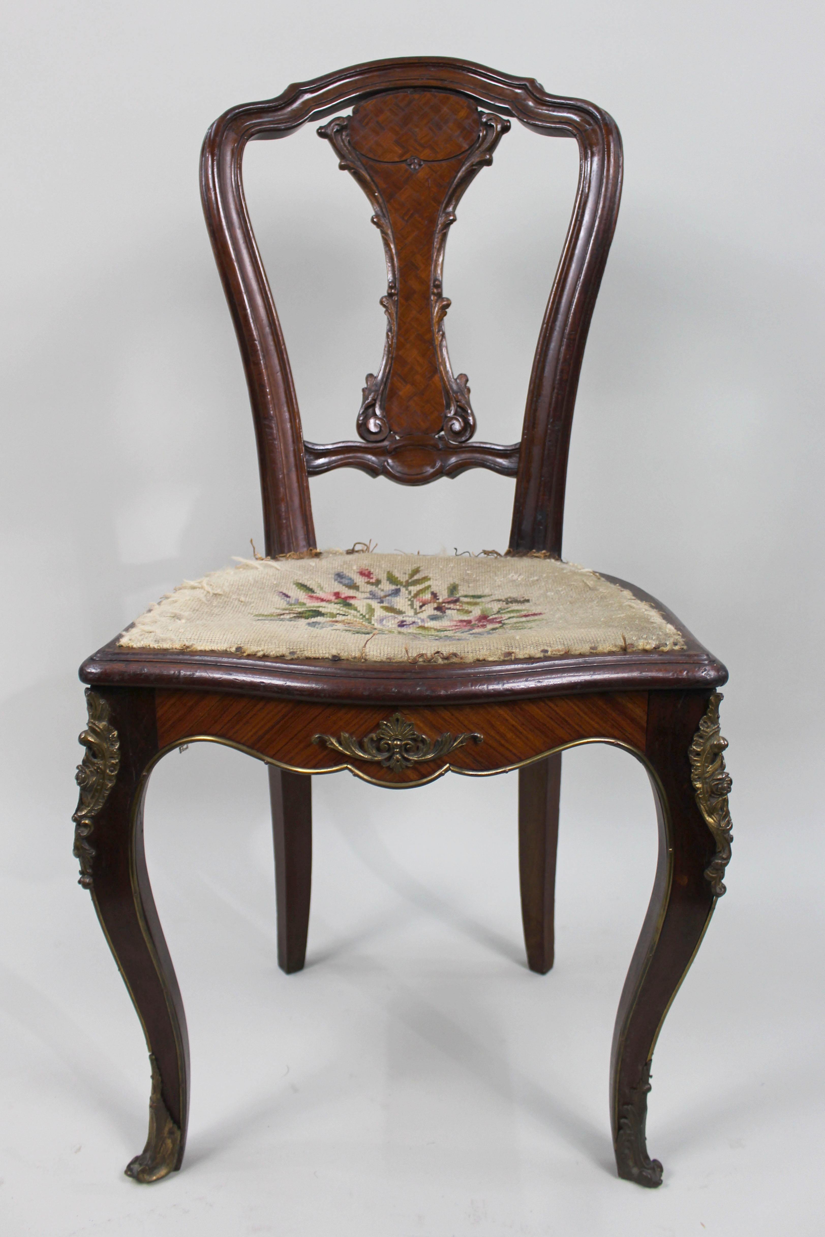 Chaise d'appoint en marqueterie de bois de roi du 19e siècle avec montures en bronze doré

Chaise d'appoint française de belle qualité, datant du milieu ou de la fin du XIXe siècle (vers 1860-1880).

La chaise est plaquée en bois de roi, avec un
