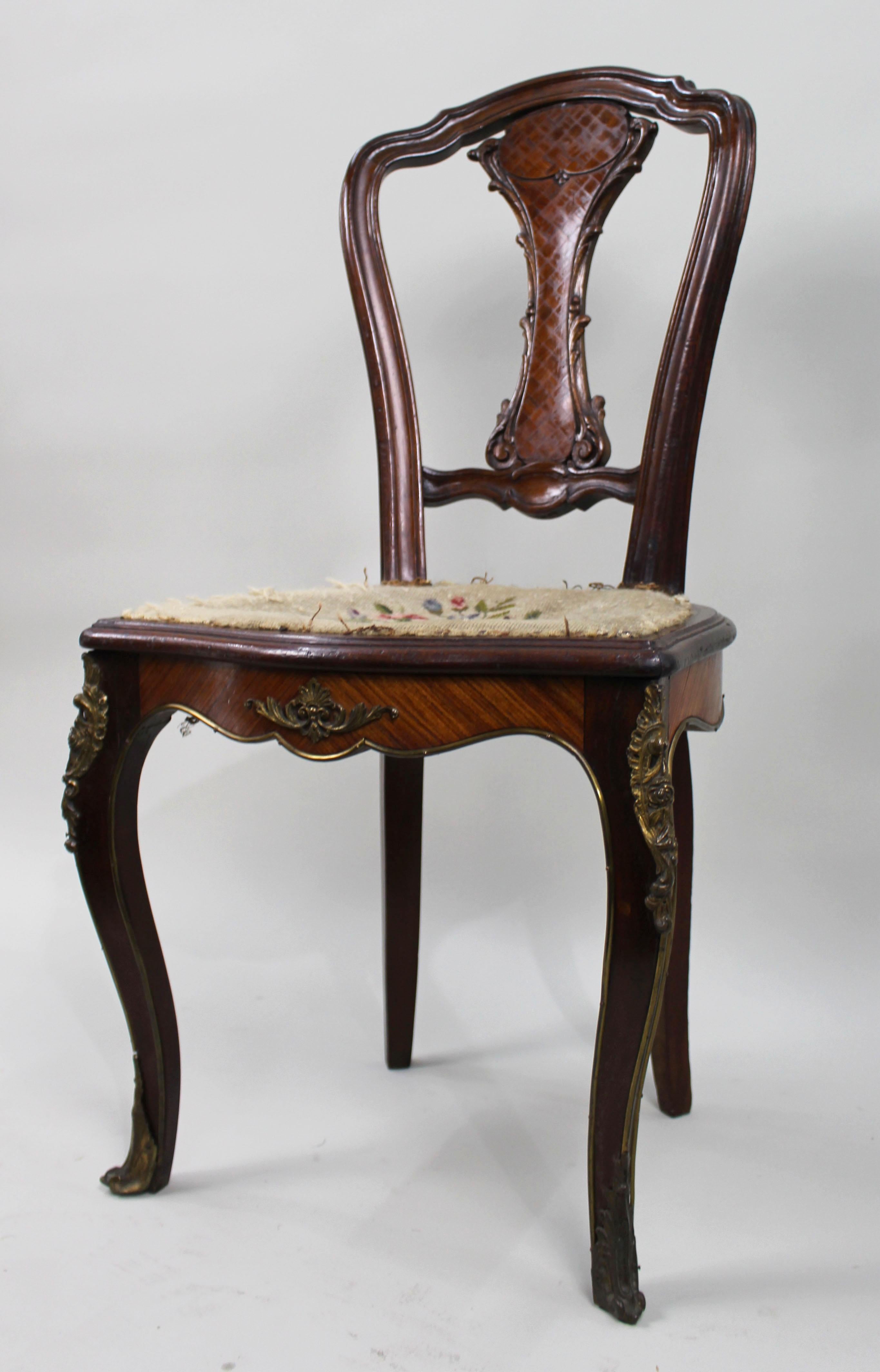 Français Chaise d'appoint en marqueterie de bois de roi du 19e siècle avec montures en bronze doré en vente