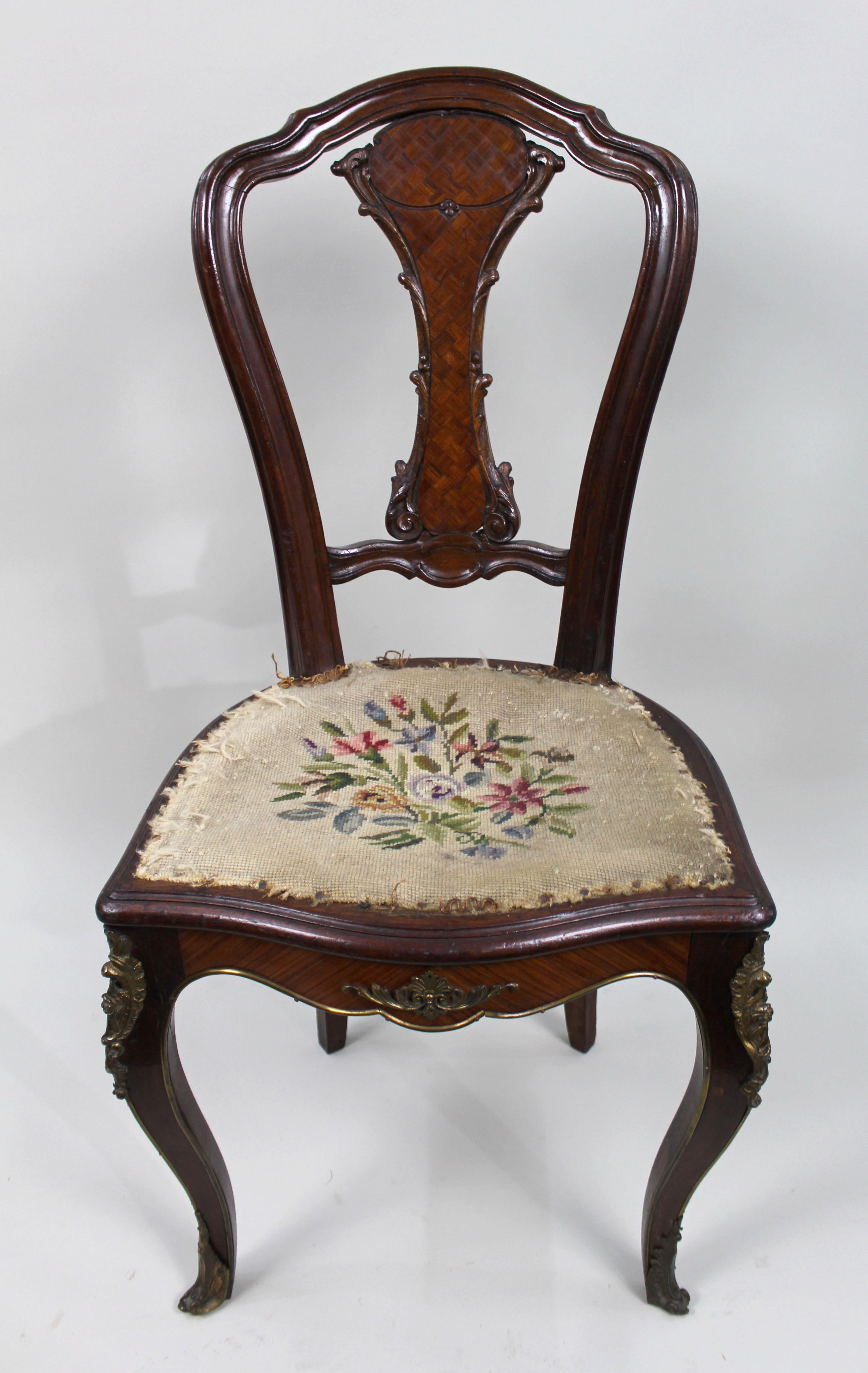 XIXe siècle Chaise d'appoint en marqueterie de bois de roi du 19e siècle avec montures en bronze doré en vente