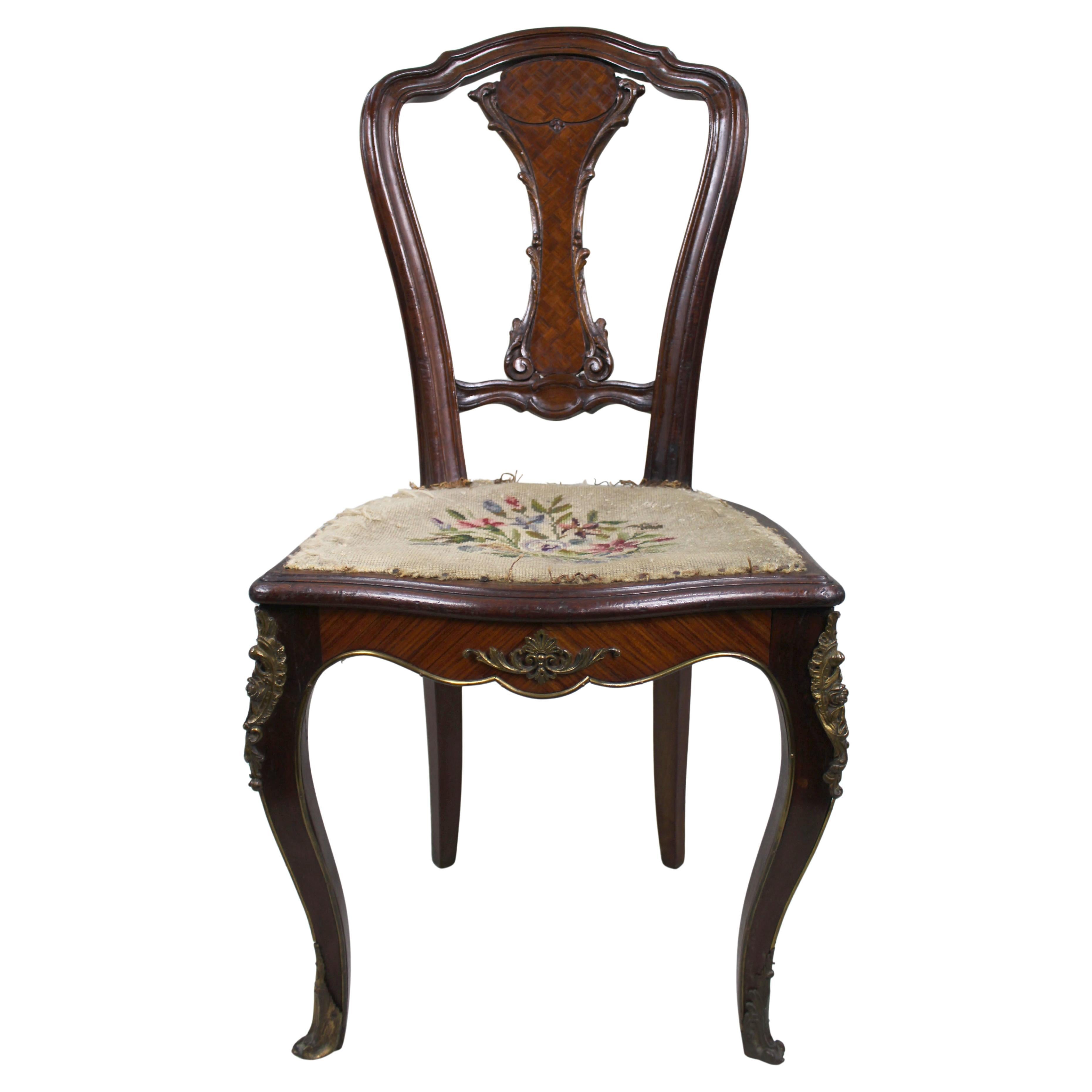 Chaise d'appoint en marqueterie de bois de roi du 19e siècle avec montures en bronze doré en vente