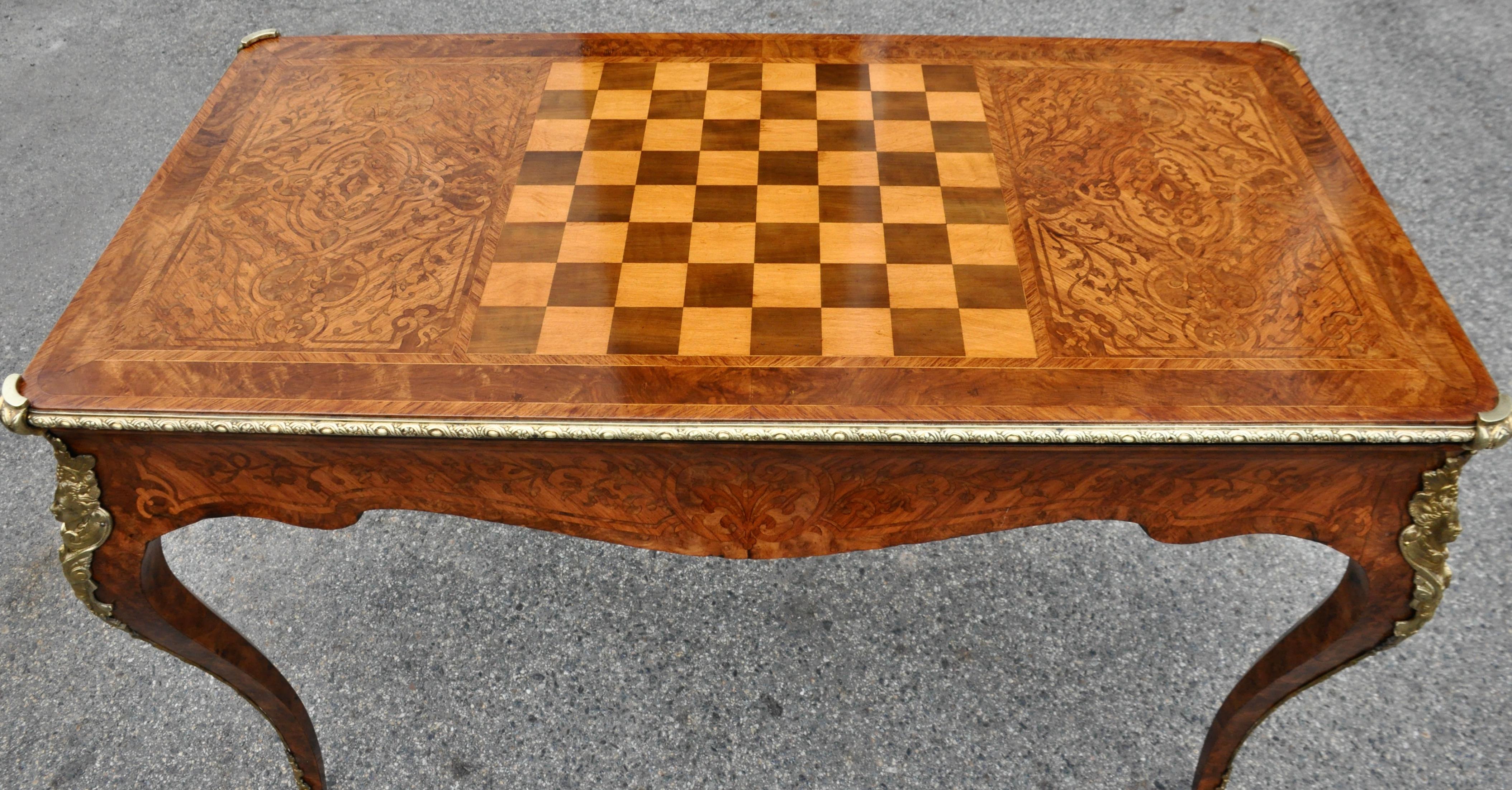 Table de Jeux à trois plateaux en bois de violette de style Régence française du 19ème siècle en vente 1