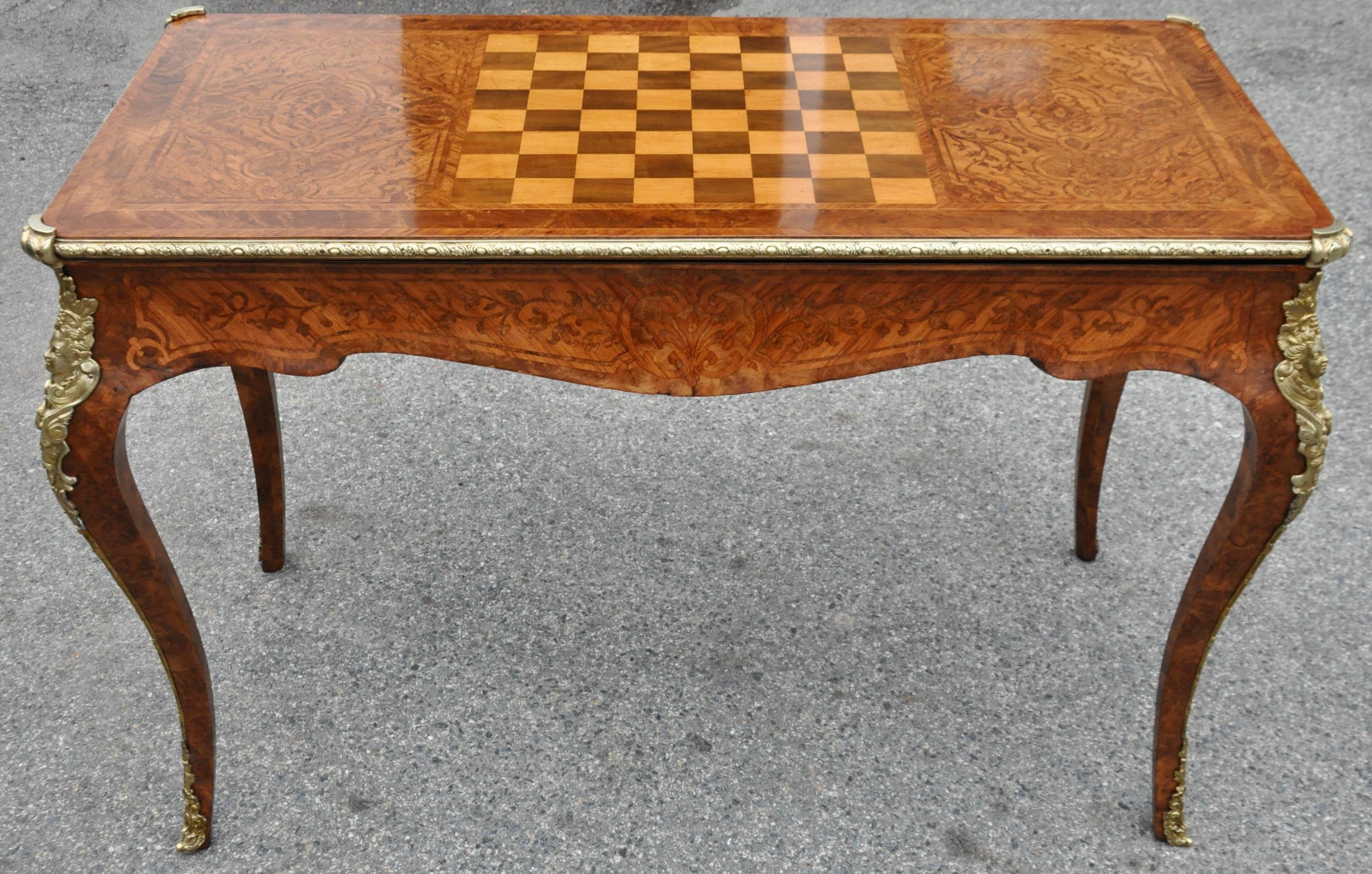 Table de Jeux à trois plateaux en bois de violette de style Régence française du 19ème siècle en vente 2