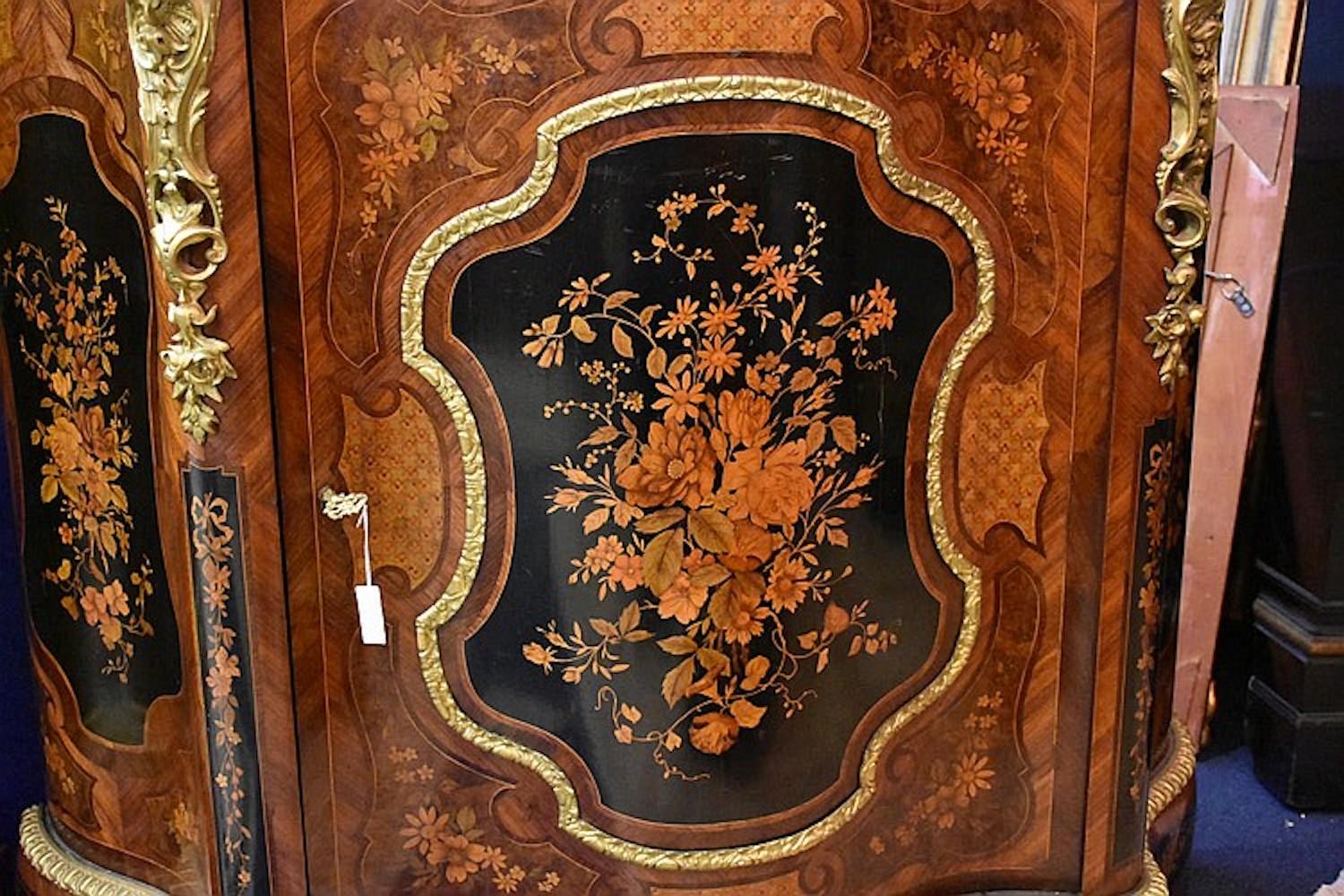 An exceptional quality French 19th century serpentine shaped kingwood salon cabinet having finely detailed floral marquetry inlay and ormolu mounts. Measures: Height 109 cm, width 108 cm.