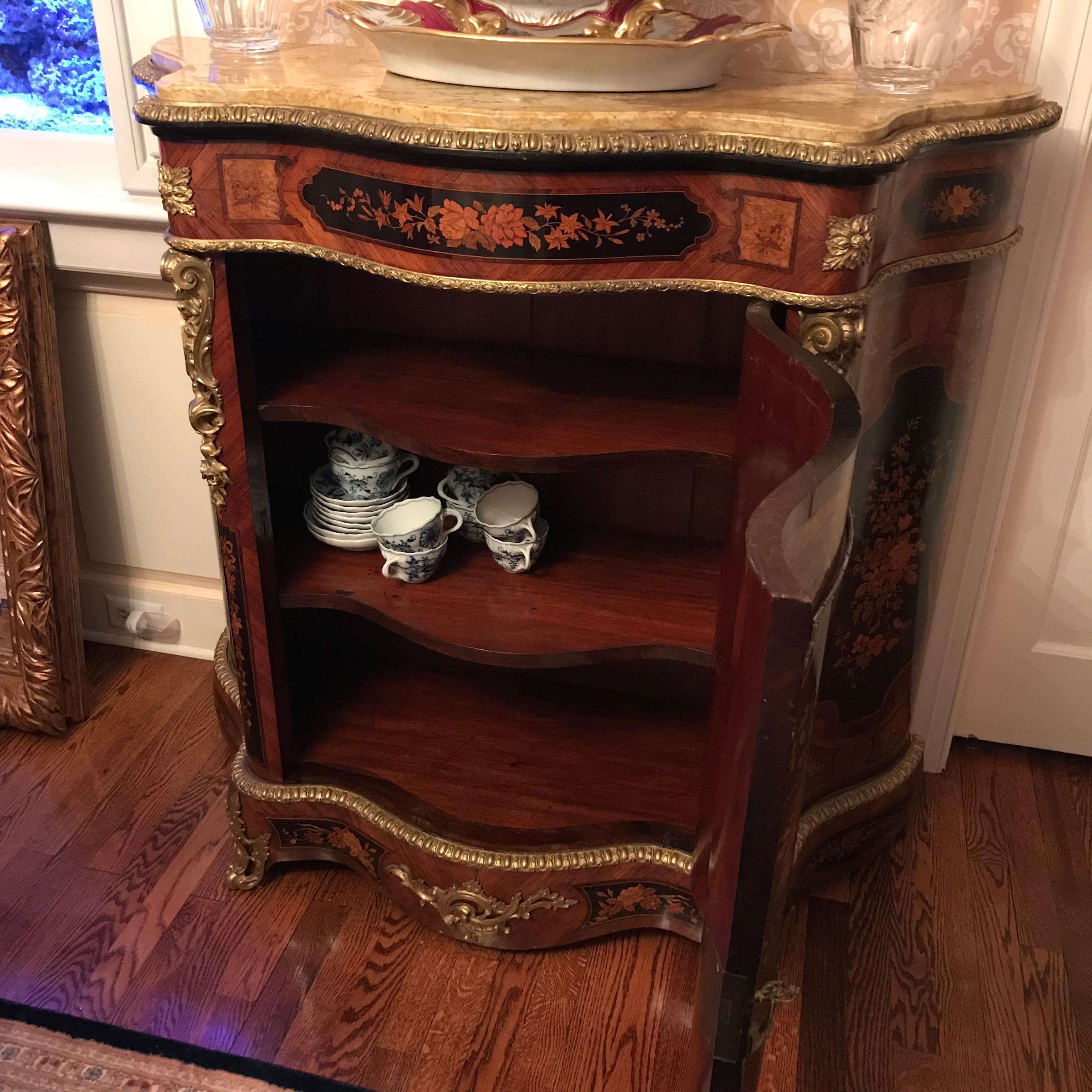 19th Century French Kingwood Salon Cabinet In Excellent Condition For Sale In Washington Crossing, PA