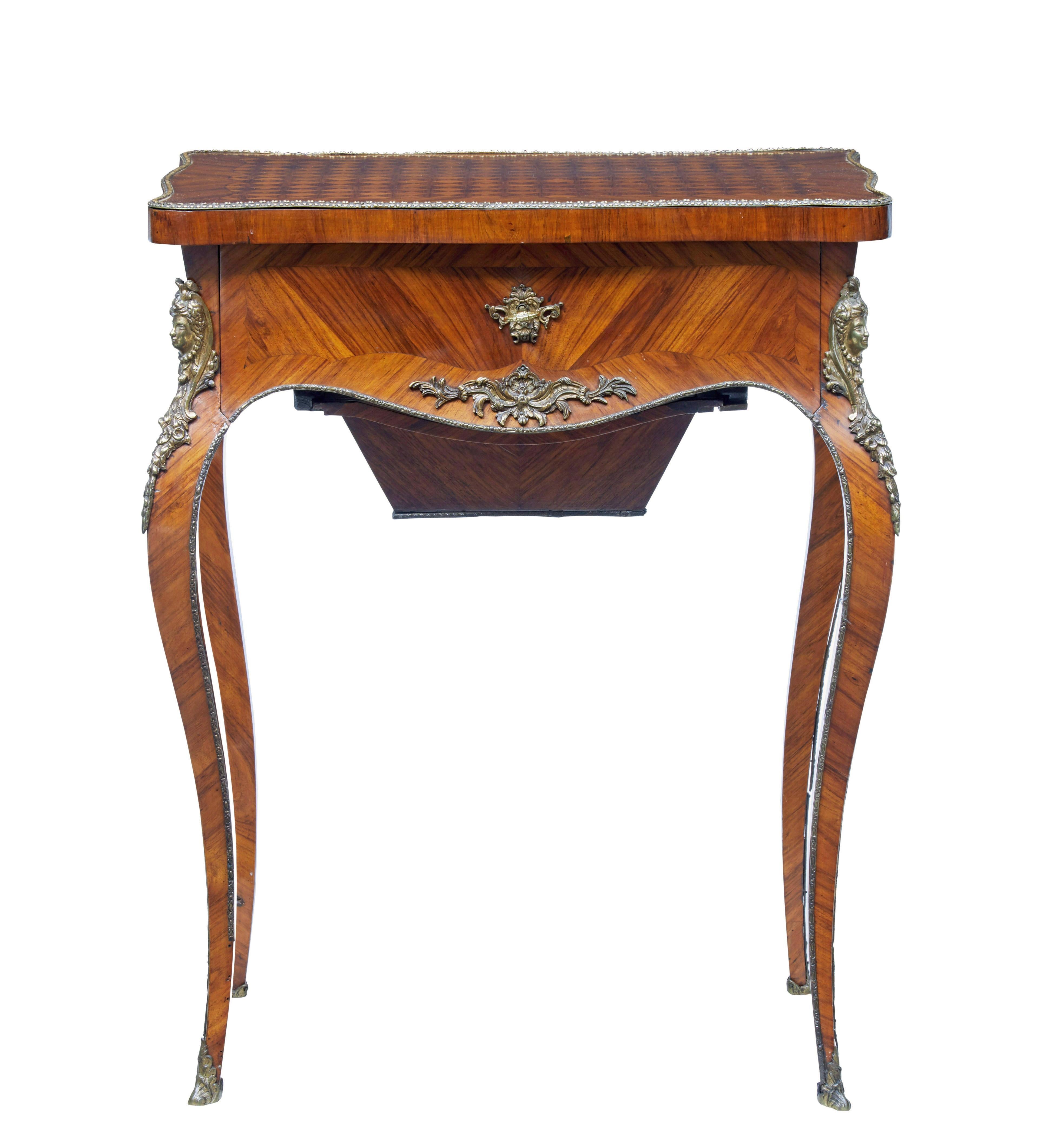 Table de travail française du 19e siècle de bonne qualité, vers 1870.

Plateau façonné avec un motif en damier en bois de roi et en bois de tuilerie, avec des bordures en bronze doré.  D'autres montages sont effectués sur les façades des tiroirs et