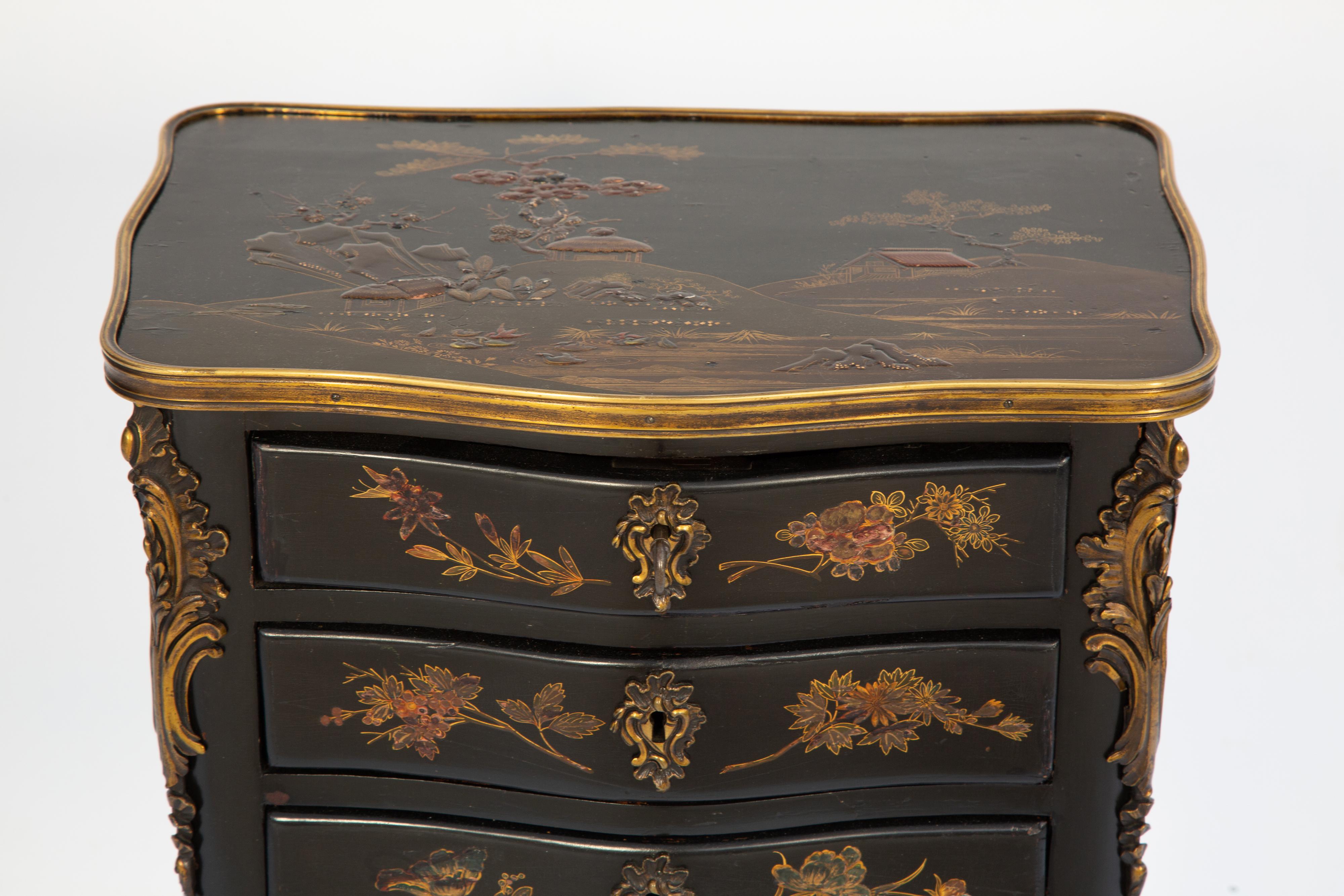 Französische lackierte, kleine Kommode des 19. Jahrhunderts mit exquisiter Chinoiserie-Dekoration im Angebot 4