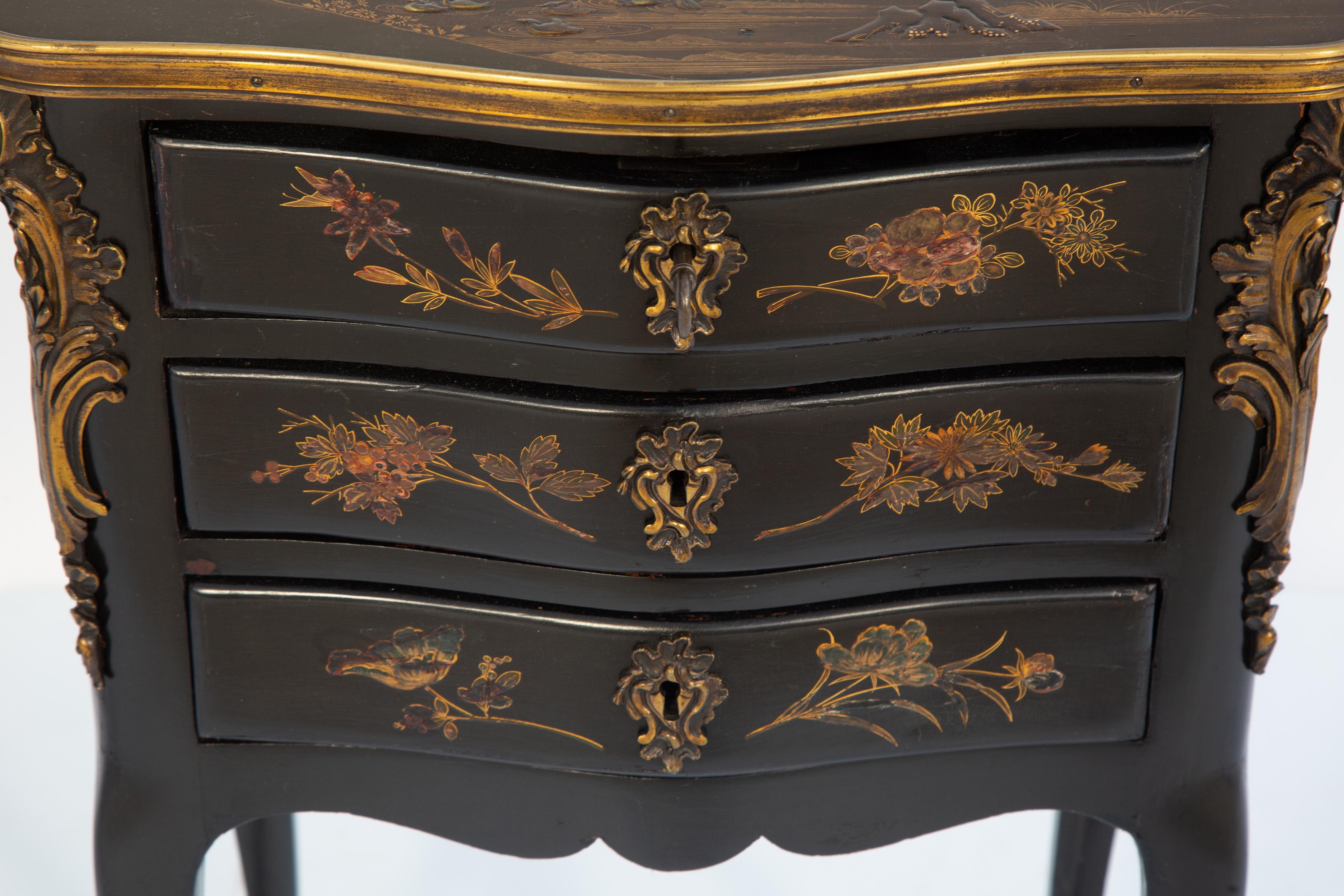 Antike schwarz lackierte Petite Commode oder Nachttisch im Louis XV-Stil, mit einer geformten Platte mit vergoldetem Bronzerahmen, über drei gestapelten Schubladen, die von bronzenen Rococo-Beschlägen flankiert sind, auf zierlichen Cabriole-Beinen,