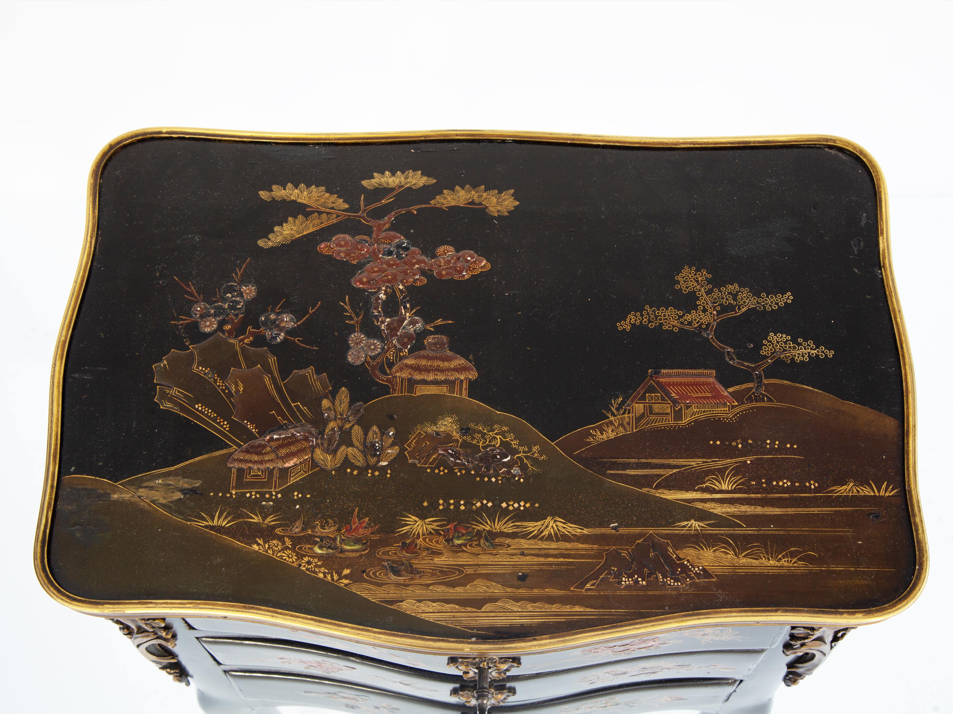 Französische lackierte, kleine Kommode des 19. Jahrhunderts mit exquisiter Chinoiserie-Dekoration (Regency) im Angebot