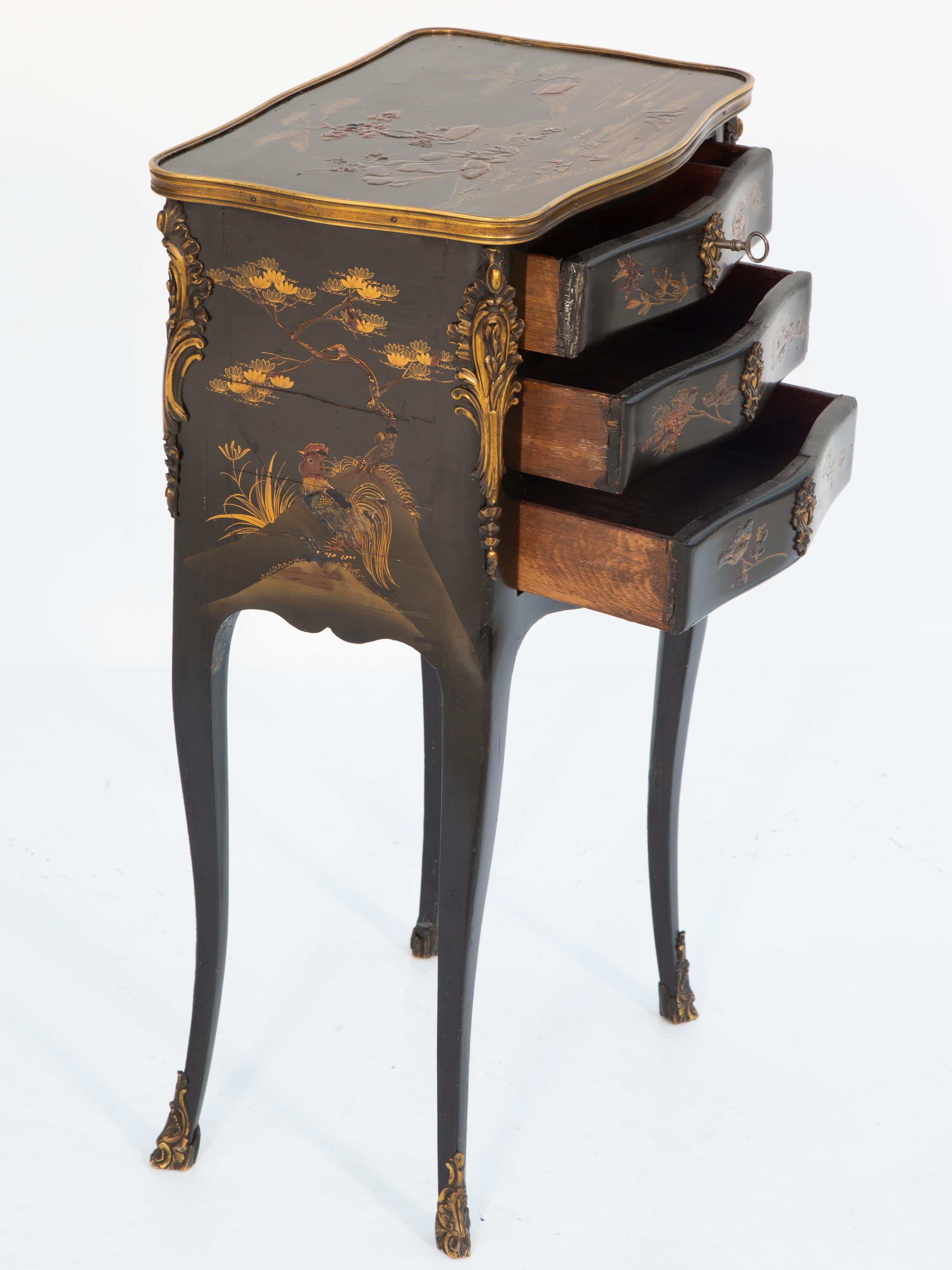 Französische lackierte, kleine Kommode des 19. Jahrhunderts mit exquisiter Chinoiserie-Dekoration (Lackiert) im Angebot