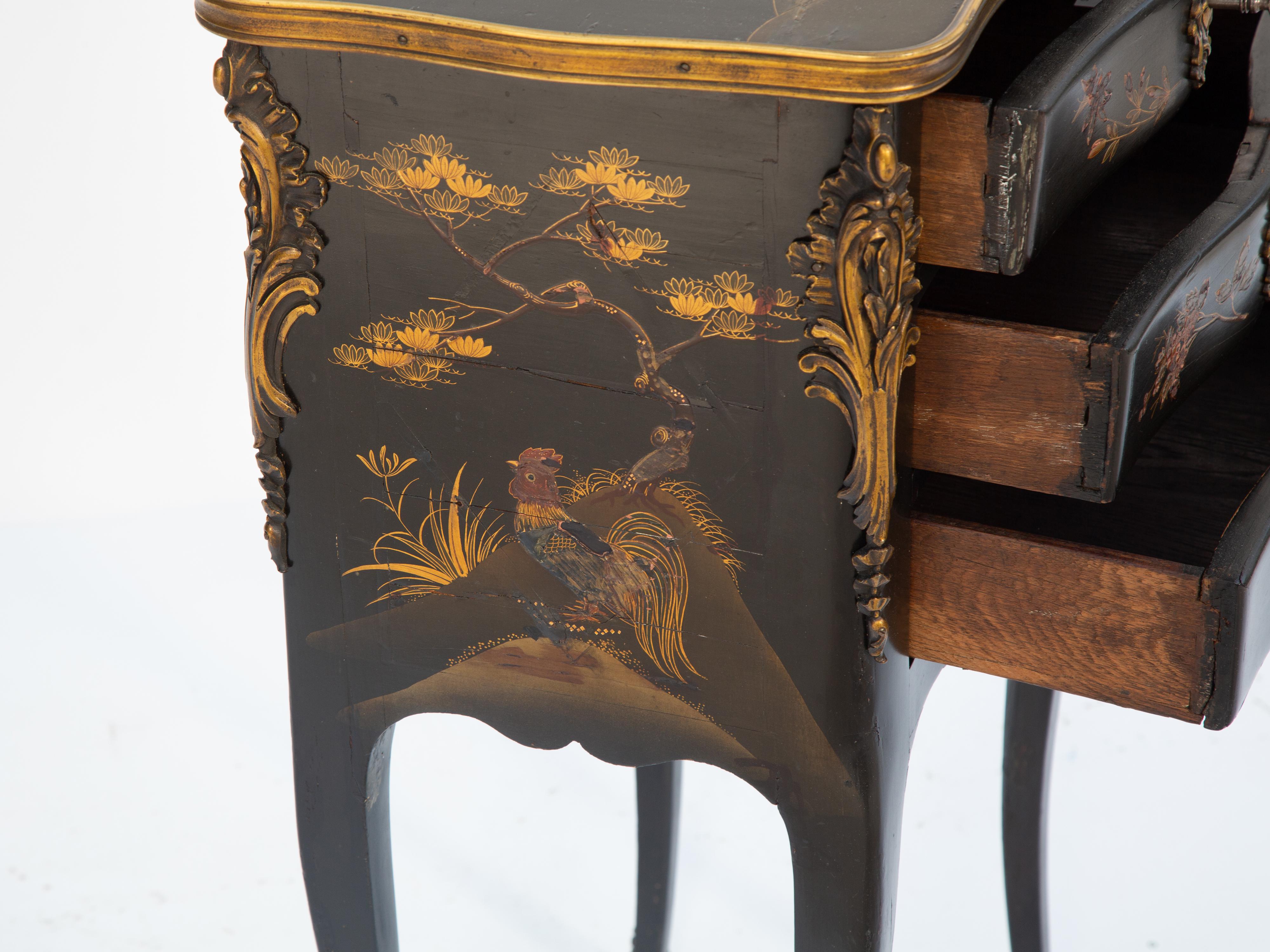 Französische lackierte, kleine Kommode des 19. Jahrhunderts mit exquisiter Chinoiserie-Dekoration im Zustand „Gut“ im Angebot in West Palm Beach, FL