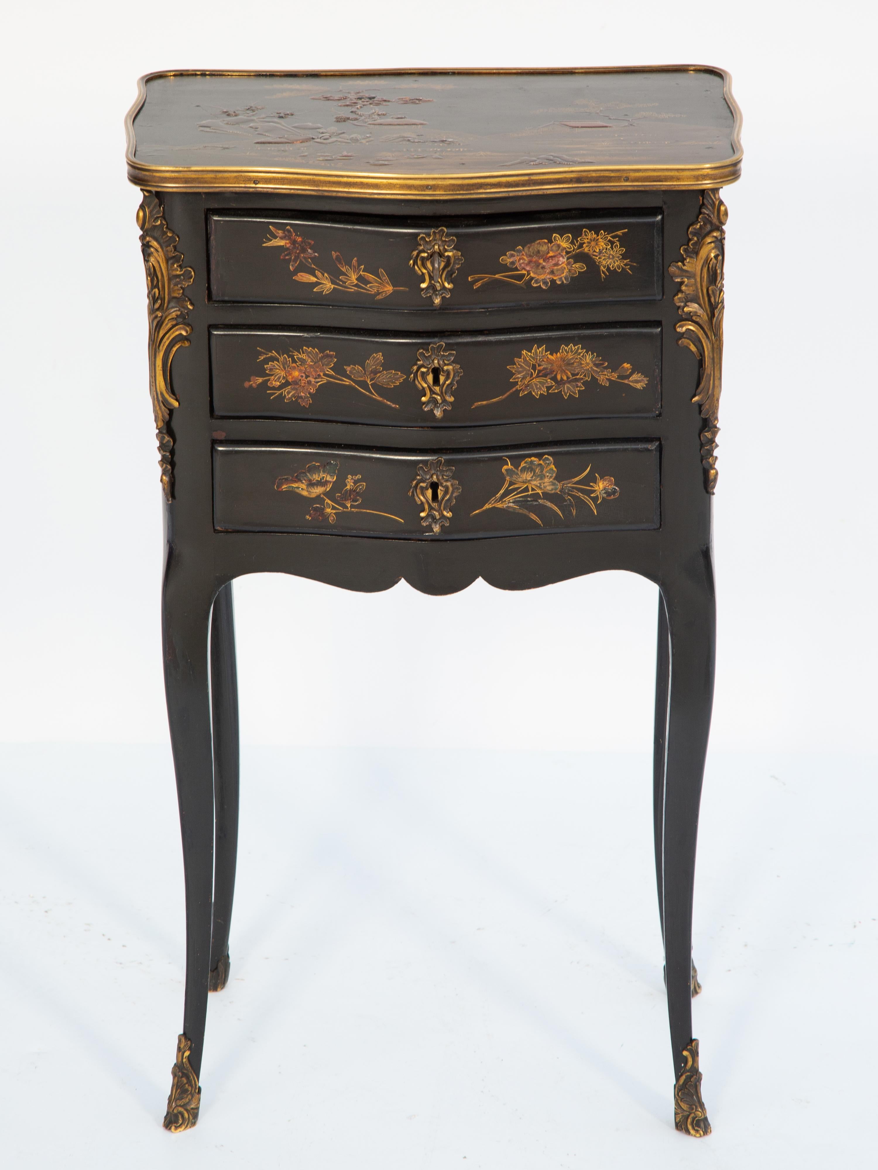Französische lackierte, kleine Kommode des 19. Jahrhunderts mit exquisiter Chinoiserie-Dekoration (Bronze) im Angebot
