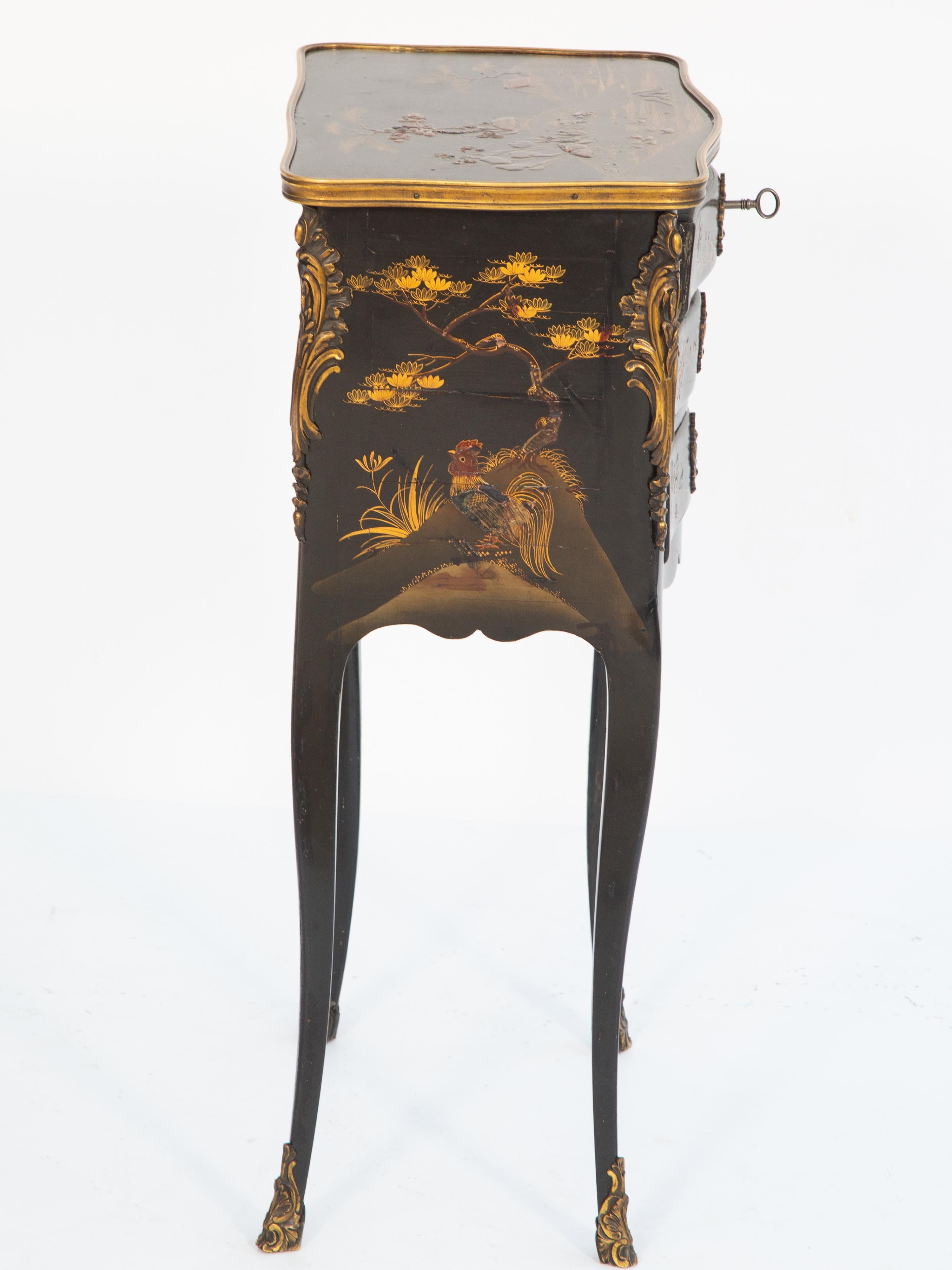 Französische lackierte, kleine Kommode des 19. Jahrhunderts mit exquisiter Chinoiserie-Dekoration im Angebot 1
