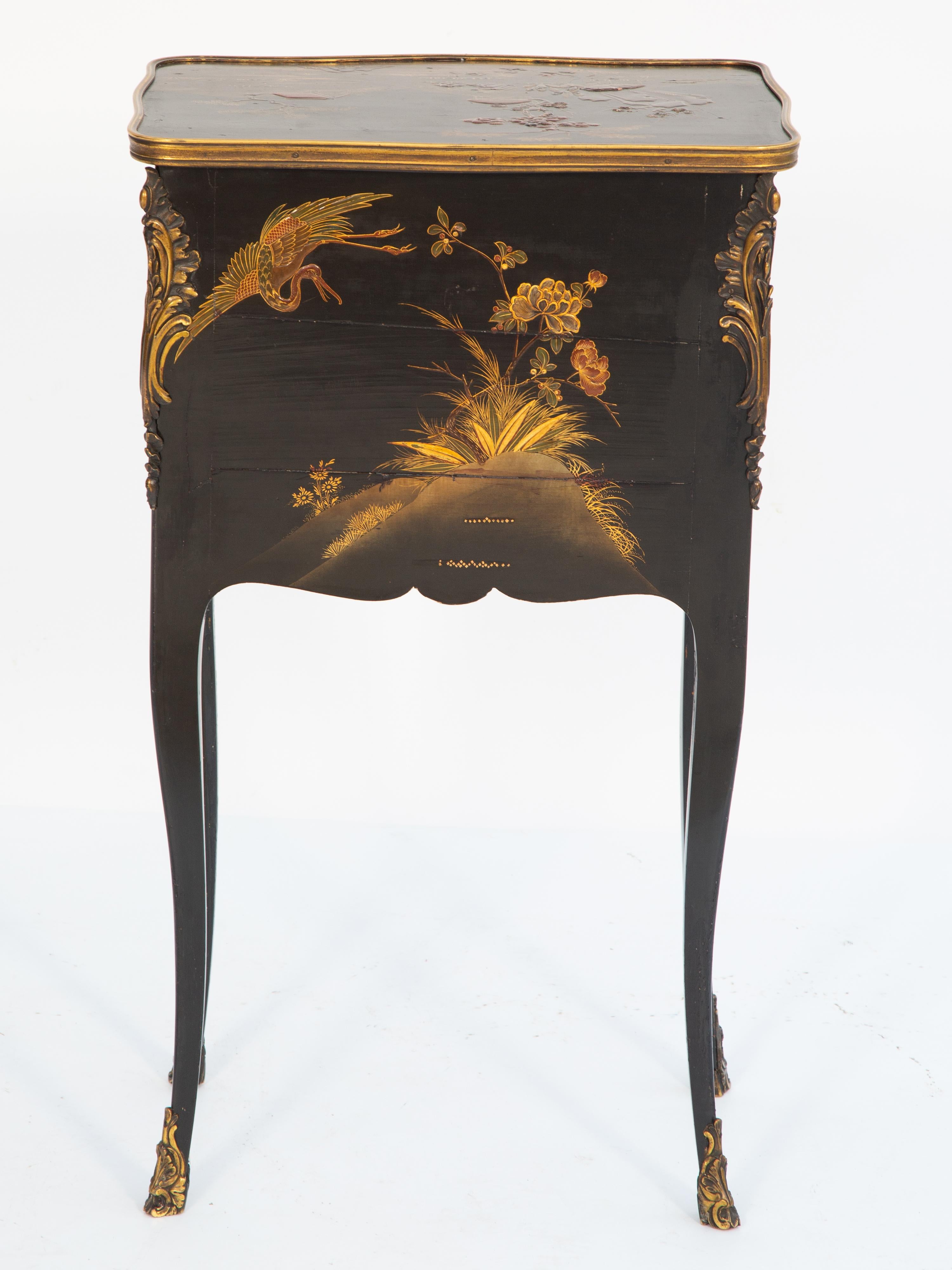 Französische lackierte, kleine Kommode des 19. Jahrhunderts mit exquisiter Chinoiserie-Dekoration im Angebot 2