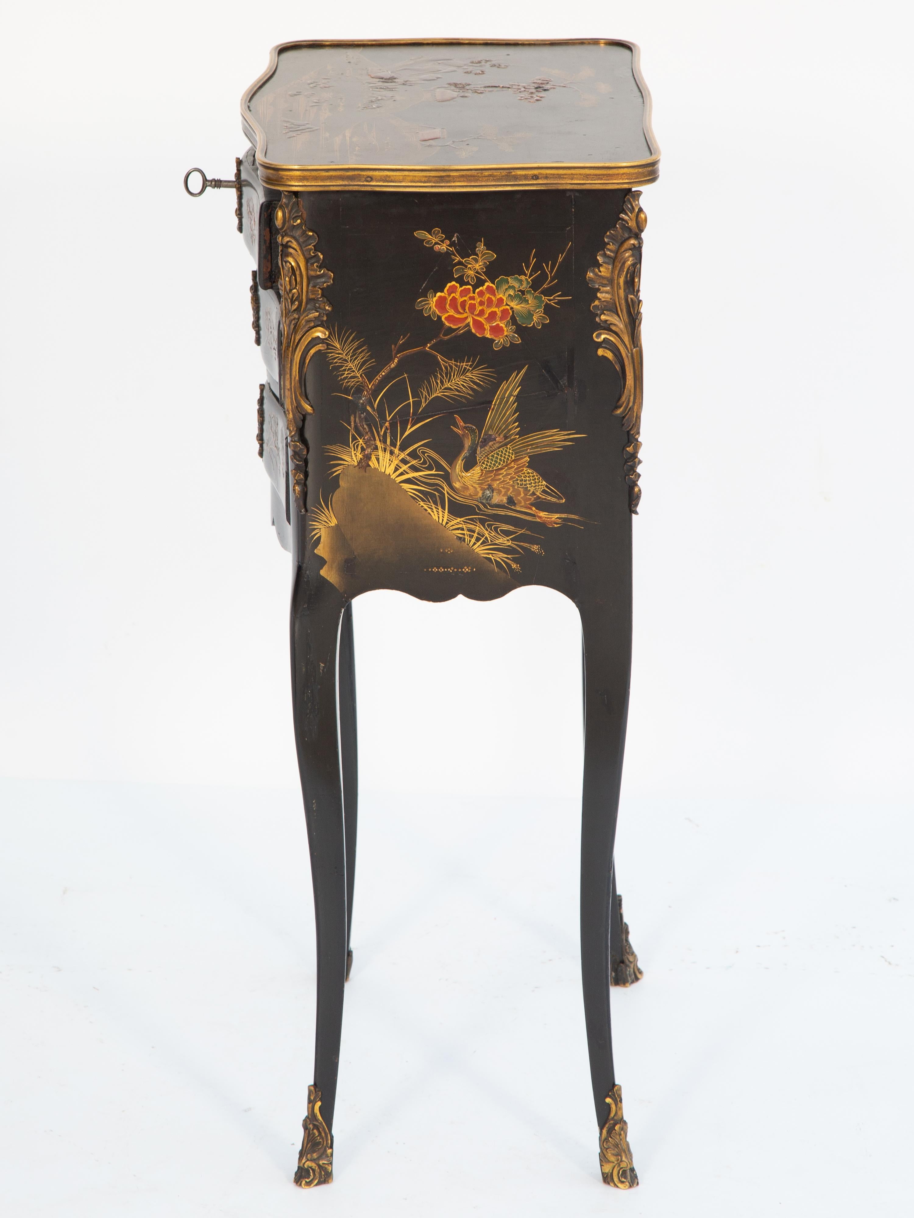 Französische lackierte, kleine Kommode des 19. Jahrhunderts mit exquisiter Chinoiserie-Dekoration im Angebot 3