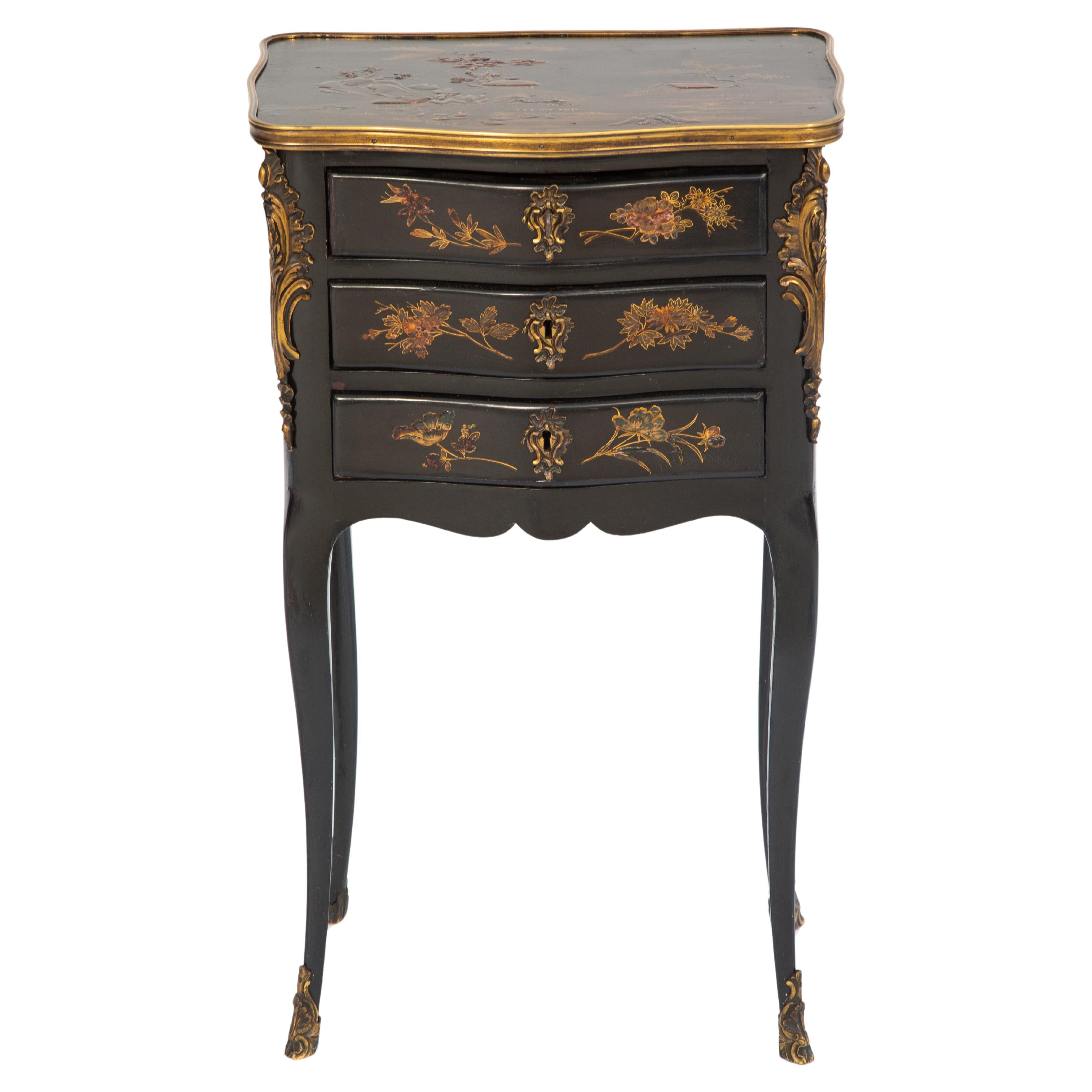 Französische lackierte, kleine Kommode des 19. Jahrhunderts mit exquisiter Chinoiserie-Dekoration im Angebot