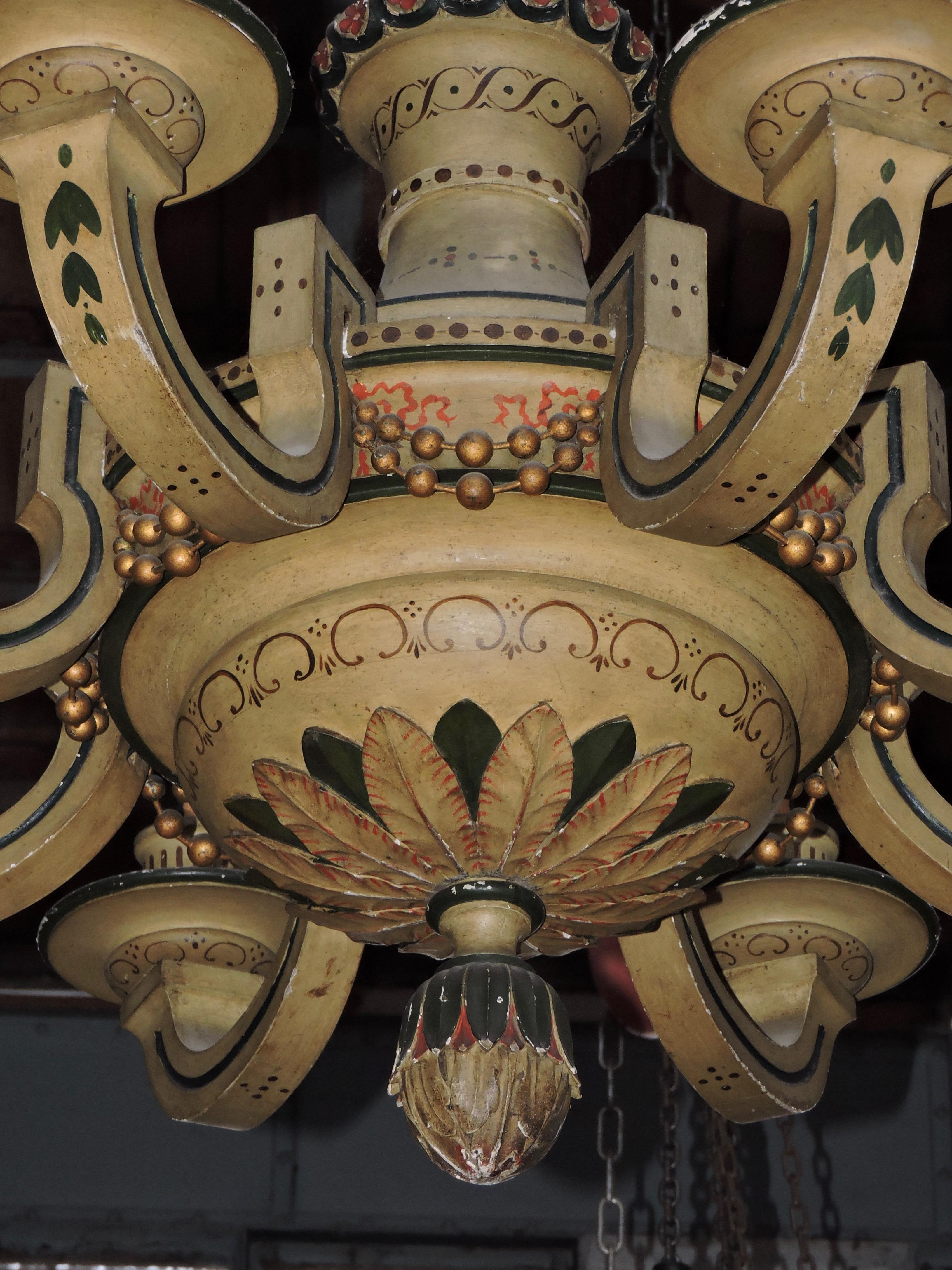 Lampadario in legno laccato francese del XIX secolo in vendita 9