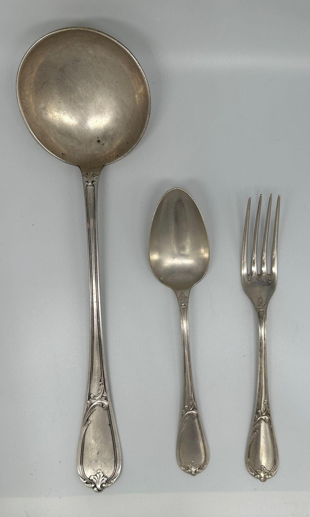 Jahrhundertwende L'Alfénide Christofle/Charles Halphen Sterling Silberbesteck Serviergeschirr Set von drei Löffeln und vier Gabeln, und 1 Schöpflöffel.

Alfénide, das von der Manufacture de L'Alfénide zwischen 1890 und 1920 verwendet wurde,