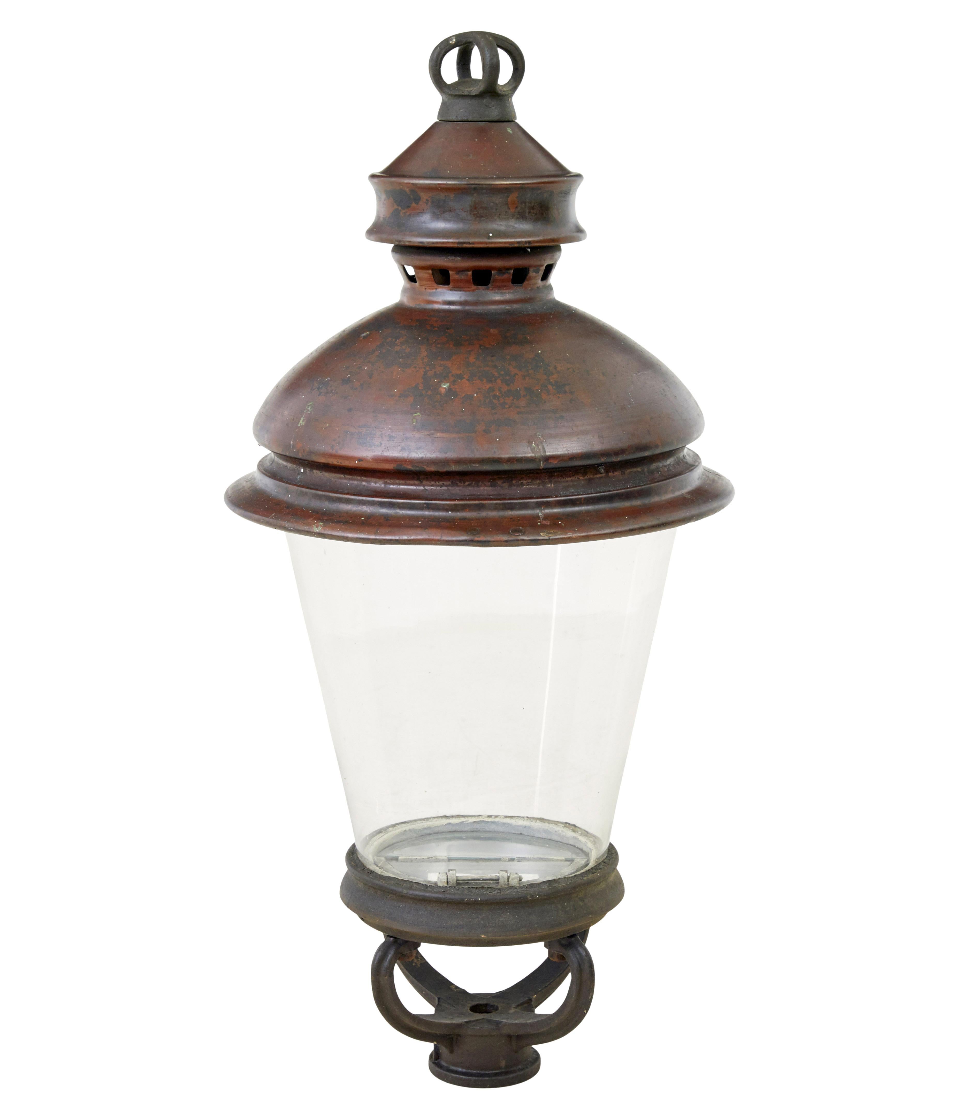 Grande lanterne française en cuivre et verre du 19e siècle, vers 1880.

Nous vous offrons ici une excellente occasion de créer une lumière pour l'intérieur ou pour un élément de jardin. Dôme en cuivre reposant sur le bol en verre d'origine. Il