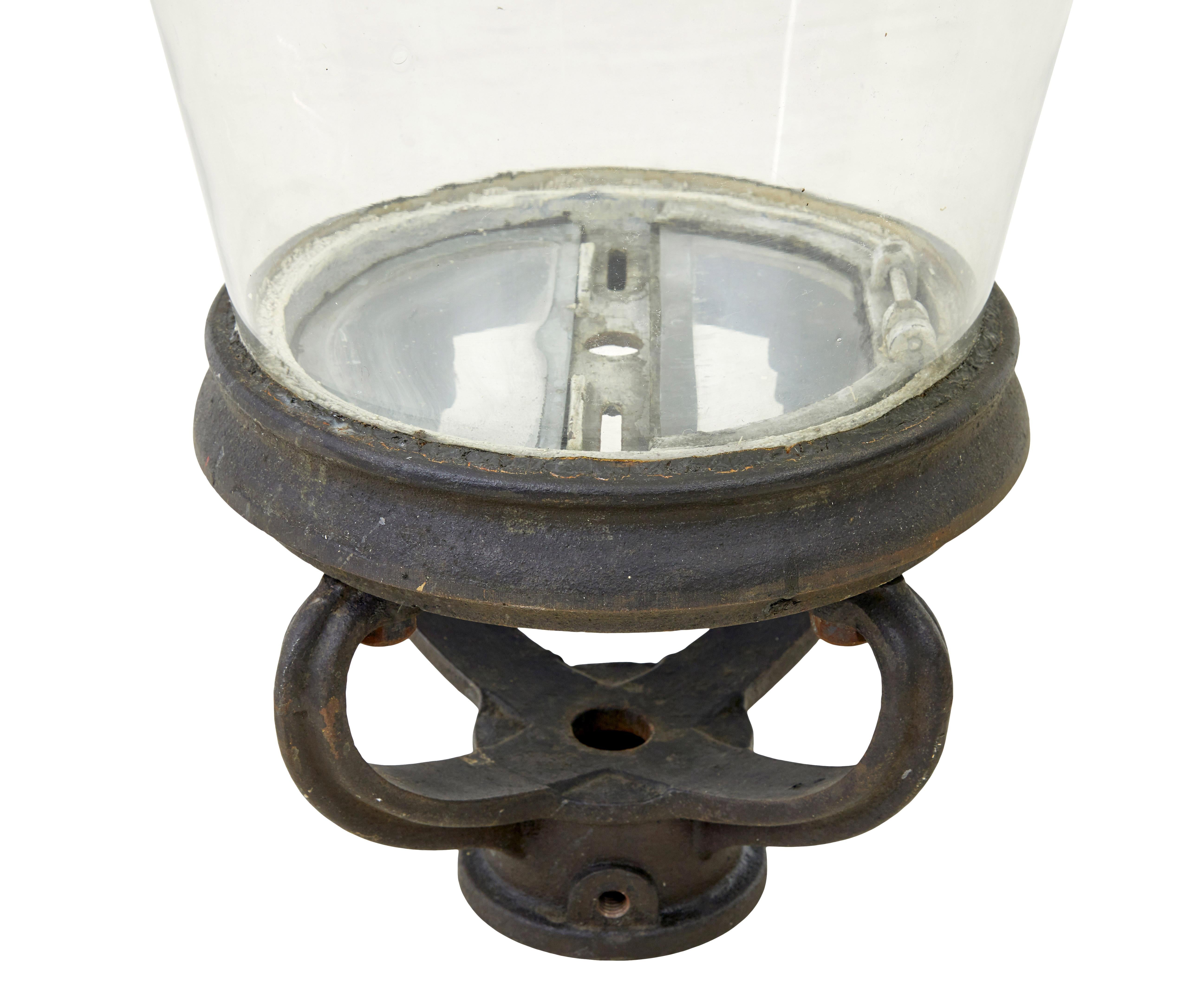 Français Grande lanterne française en cuivre et verre du 19e siècle en vente