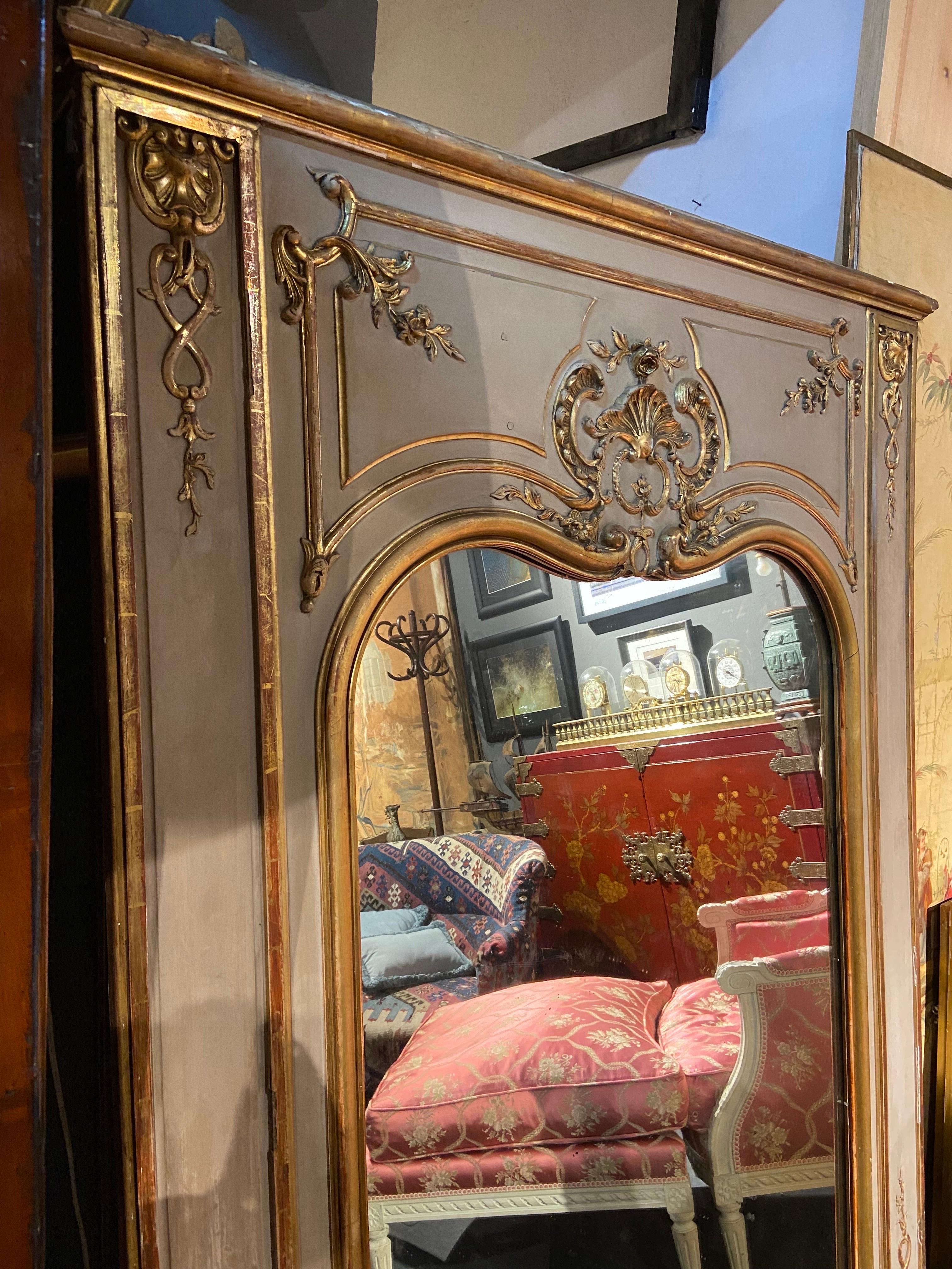 Français Grand miroir français du 19ème siècle en bois doré sculpté à la main de style Louis XVI en vente