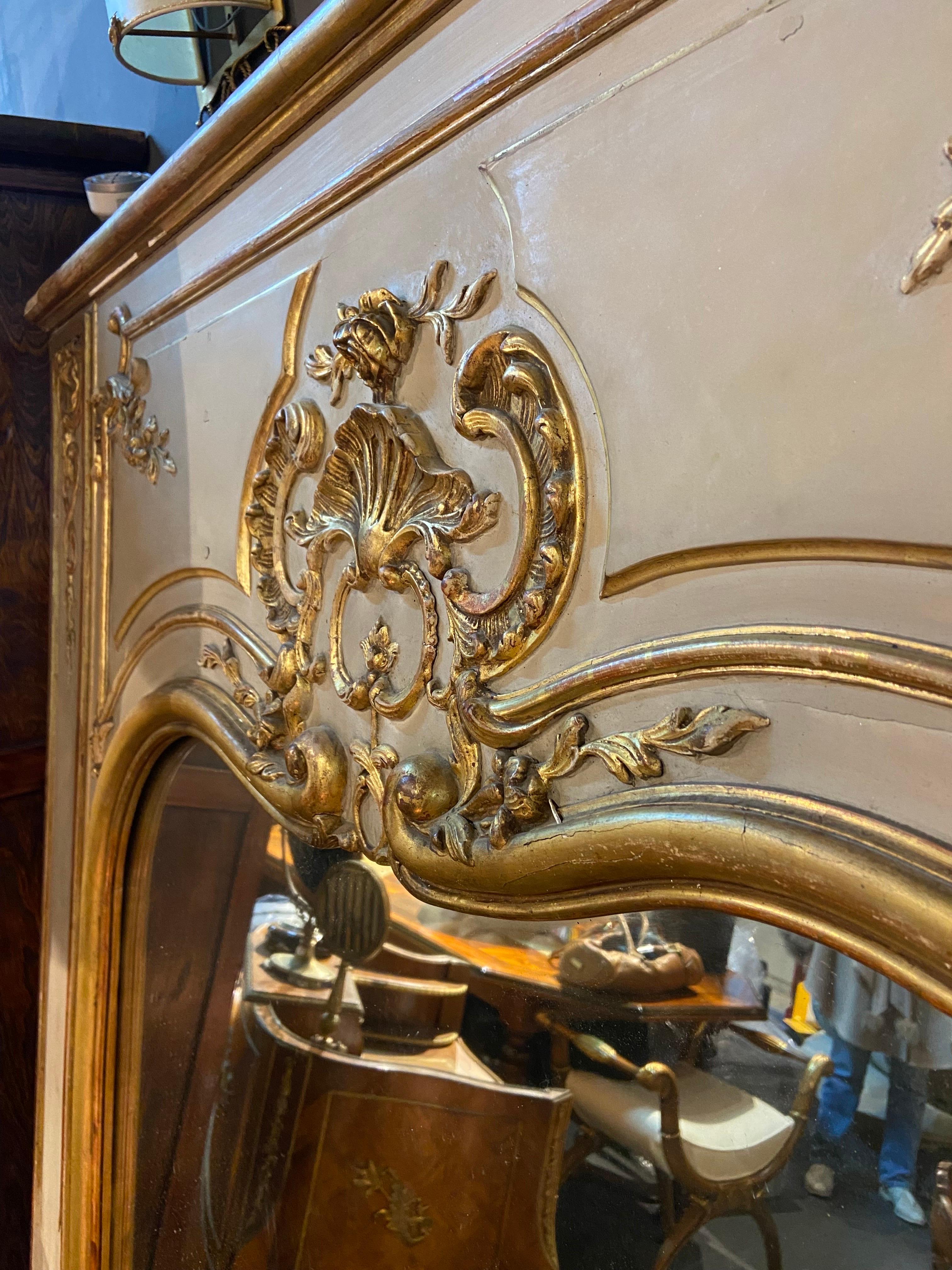 Sculpté à la main Grand miroir français du 19ème siècle en bois doré sculpté à la main de style Louis XVI en vente
