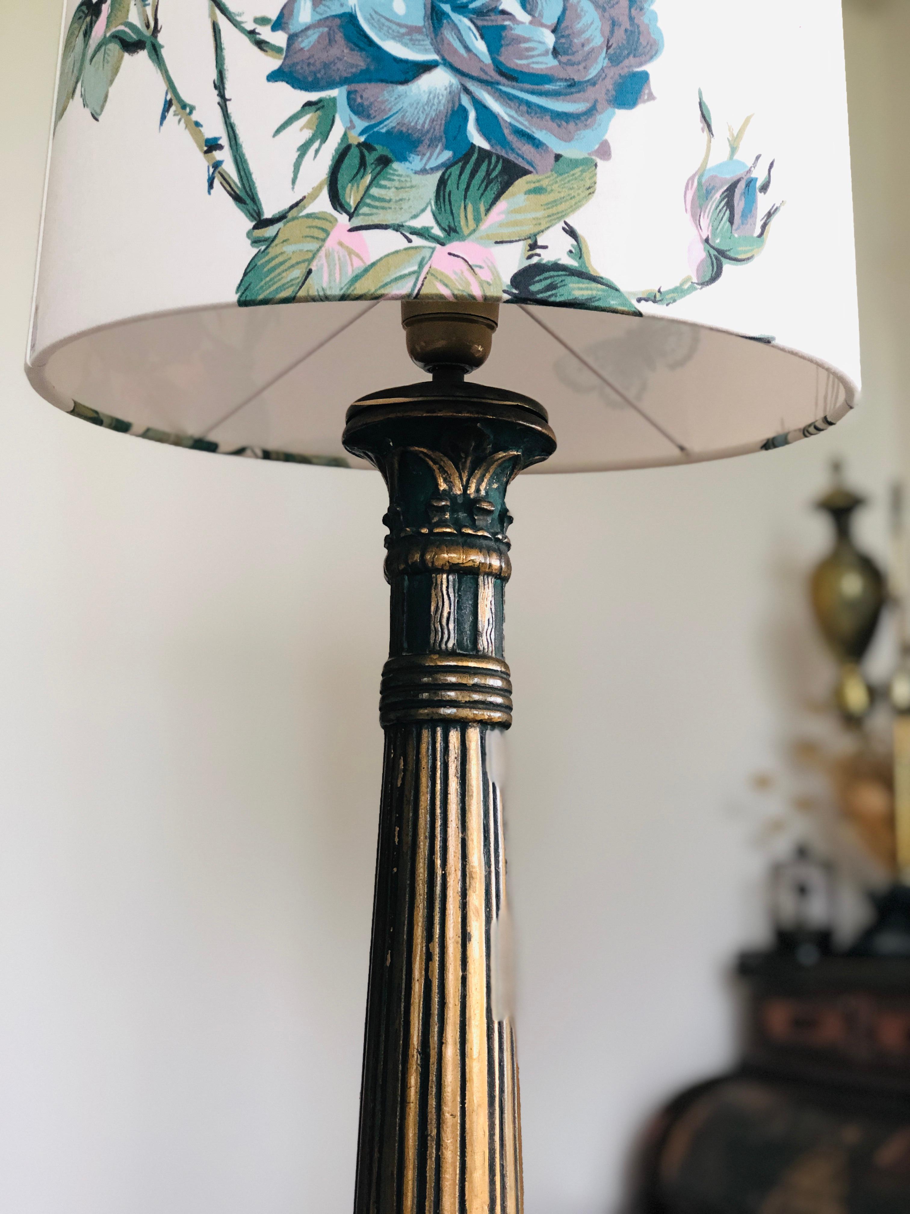 Bois doré Grand lampadaire français du 19ème siècle en bois doré sculpté et peint à la main en vente