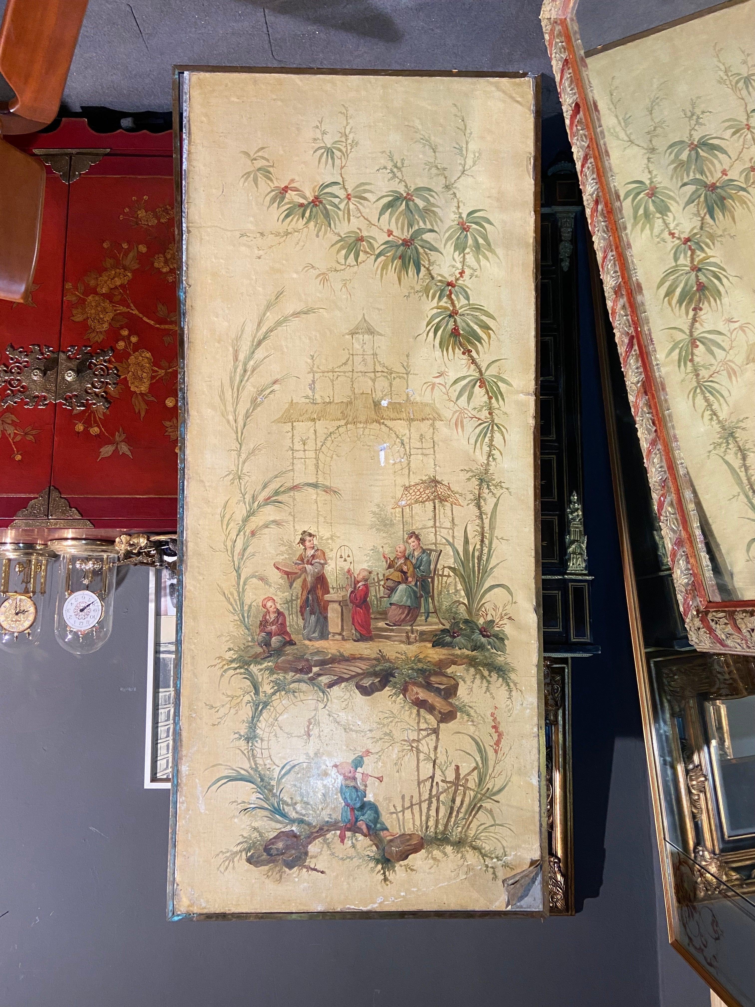 Large rectangular mirror hemmed with a bronze rod, the reverse beautifully decorated with a painted chinoiserie figuring a music lesson. Most probably originally used as a screen panel.
(old mirror case, scratches and oxidations)
194.5 x