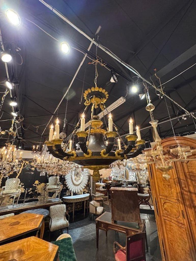 Siglo XIX Araña francesa de gran escala de bronce estilo Imperio con 16 luces Francés en venta