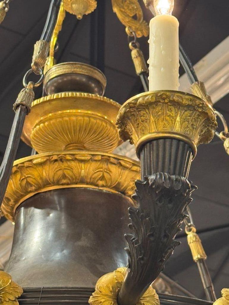Siglo XIX Araña francesa de gran escala de bronce estilo Imperio con 16 luces siglo XIX en venta