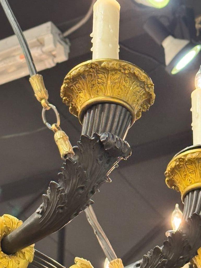 Siglo XIX Araña francesa de gran escala de bronce estilo Imperio con 16 luces Bronce en venta