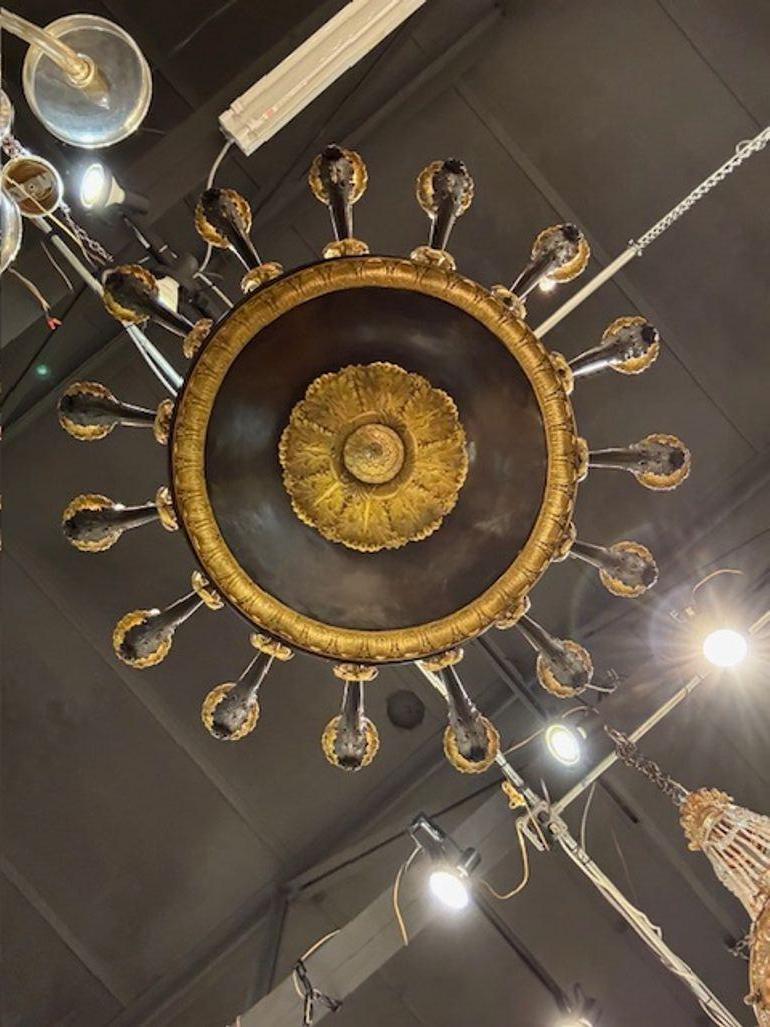 Siglo XIX Araña francesa de gran escala de bronce estilo Imperio con 16 luces en venta 2