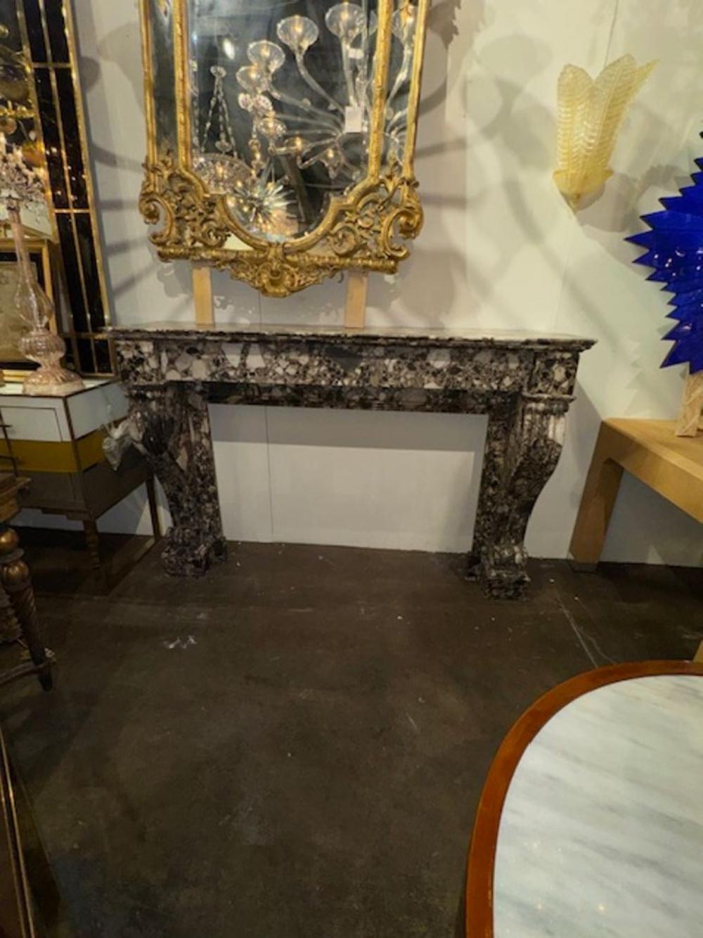 Mantel francés del siglo XIX de mármol breccia tallado a gran escala en venta 6