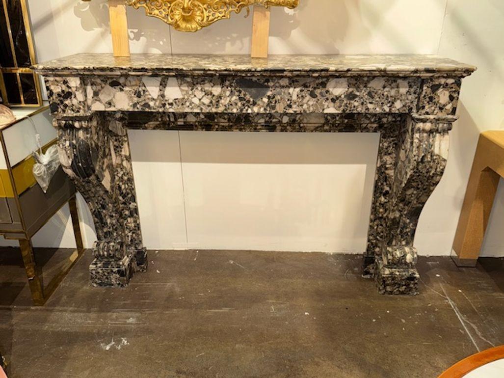 Mantel francés del siglo XIX de mármol breccia tallado a gran escala Francés en venta