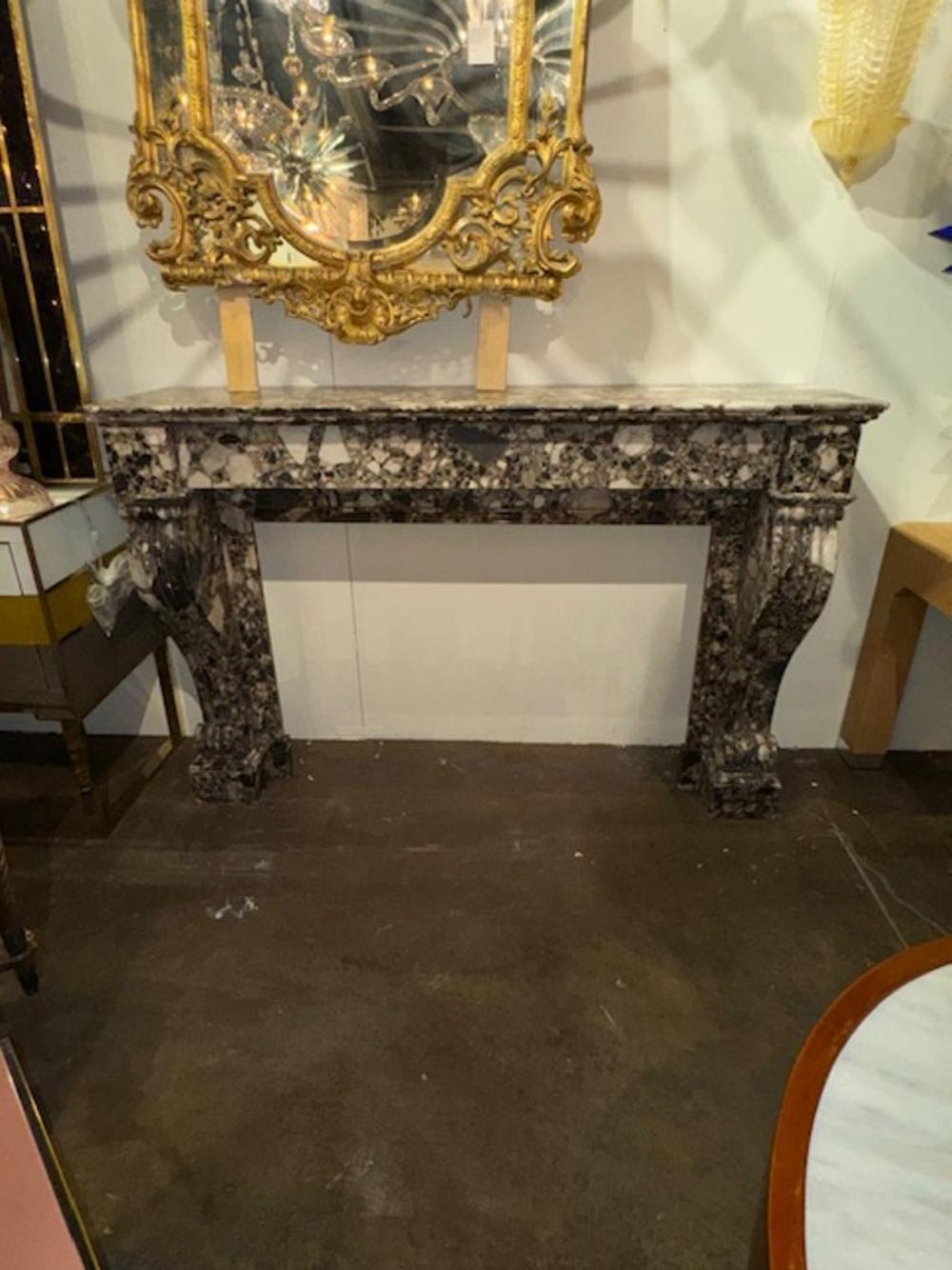Mantel francés del siglo XIX de mármol breccia tallado a gran escala en Bueno estado para la venta en Dallas, TX