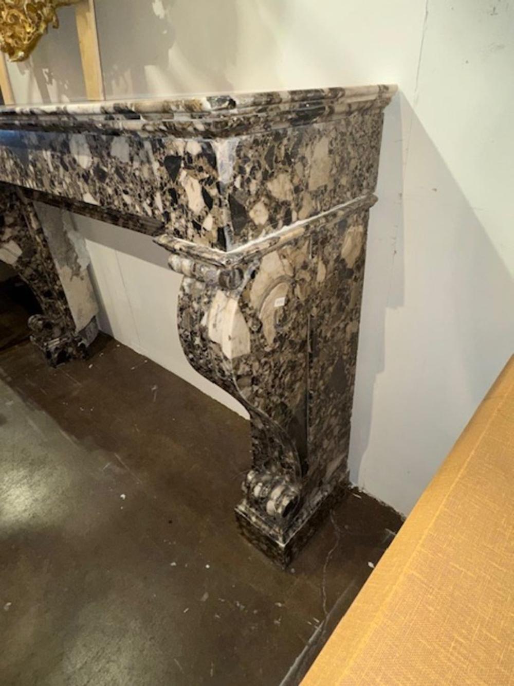 Mantel francés del siglo XIX de mármol breccia tallado a gran escala Mármol de brecha en venta
