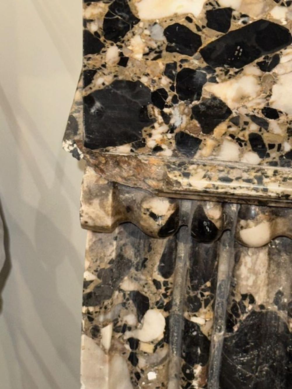 Mantel francés del siglo XIX de mármol breccia tallado a gran escala en venta 3