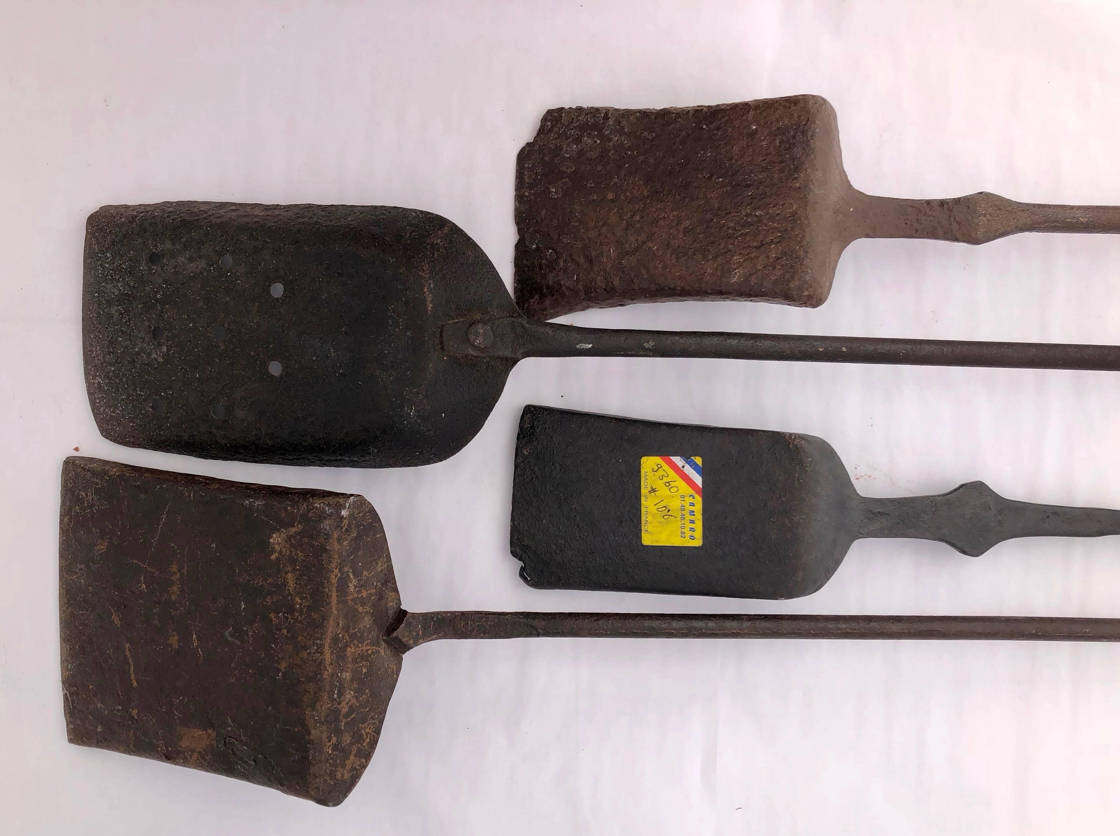19th Century French Large Wrought Iron Fireplace Ash Shovels, Set of Four In Distressed Condition For Sale In Petaluma, CA