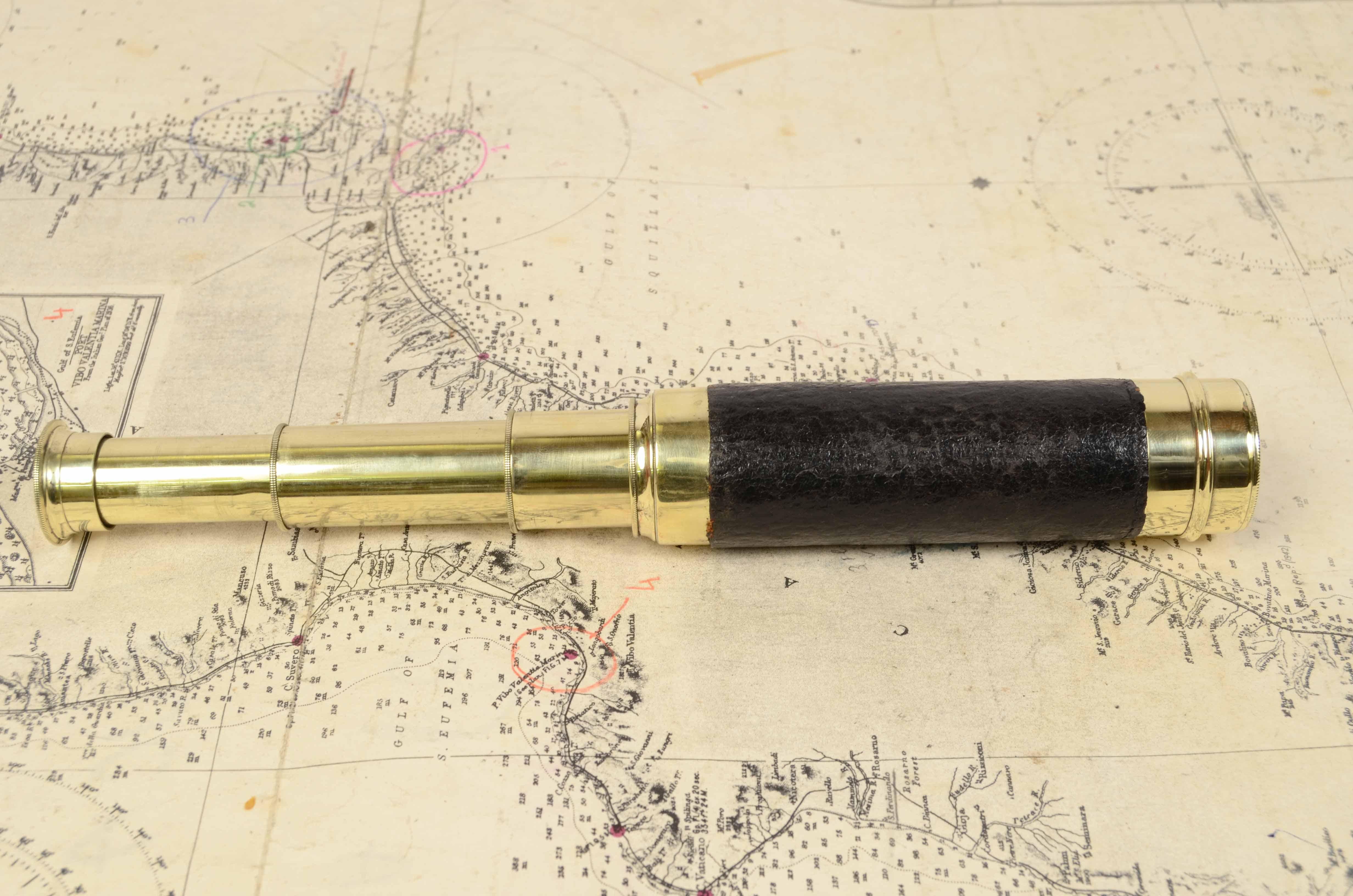 Small brass telescope with leather-covered handle, French manufacture of the second half of the nineteenth century, focus with three extensions. Maximum cm 41 – inches 16, minimum cm 14,7, inches 5.9, focal diameter cm 3 – inches 1.2. 
Good