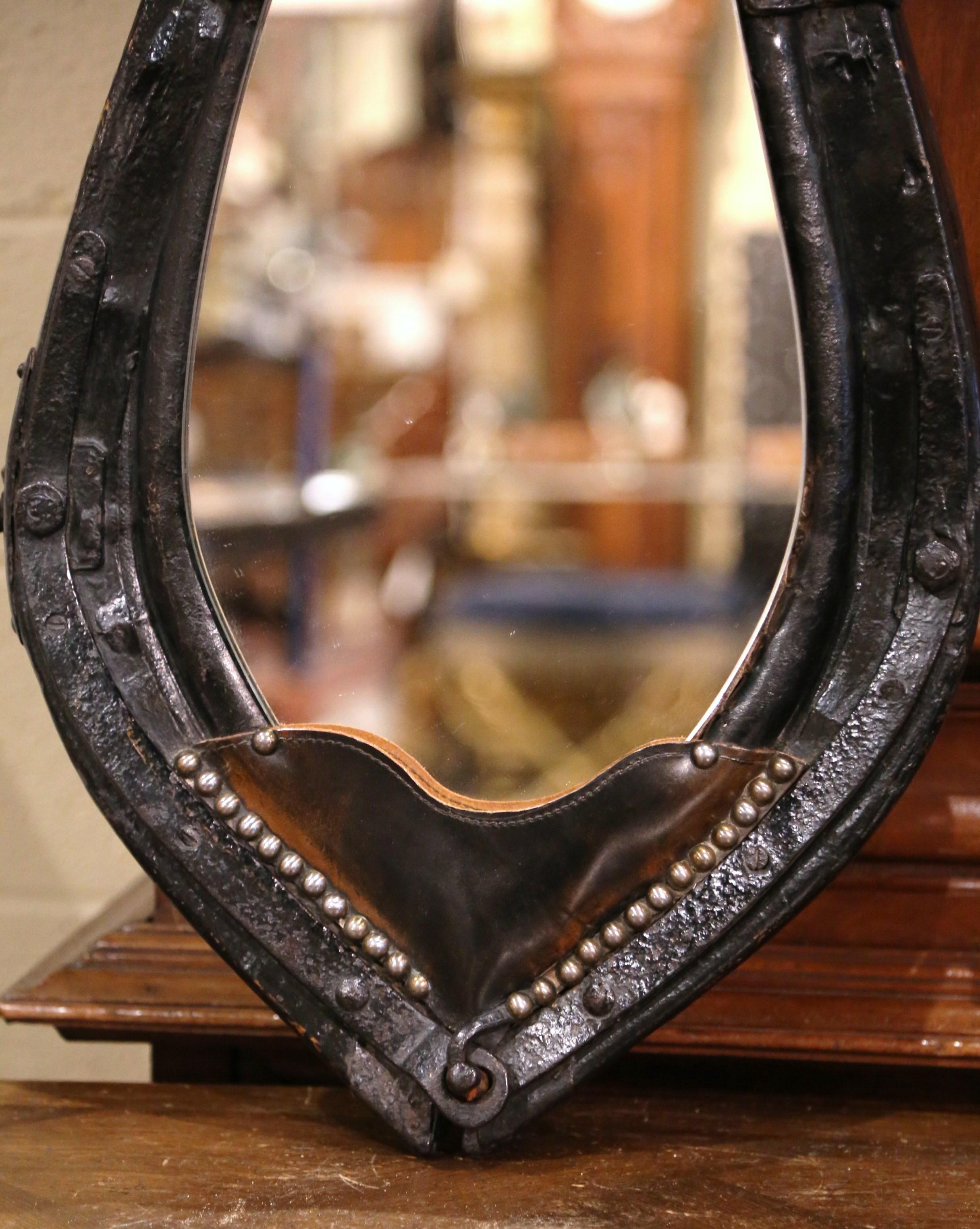 Französisches Leder- und Bronze-Pferdhalsband aus dem 19. Jahrhundert, umgewandelt in Wandspiegel (Handgeschnitzt) im Angebot