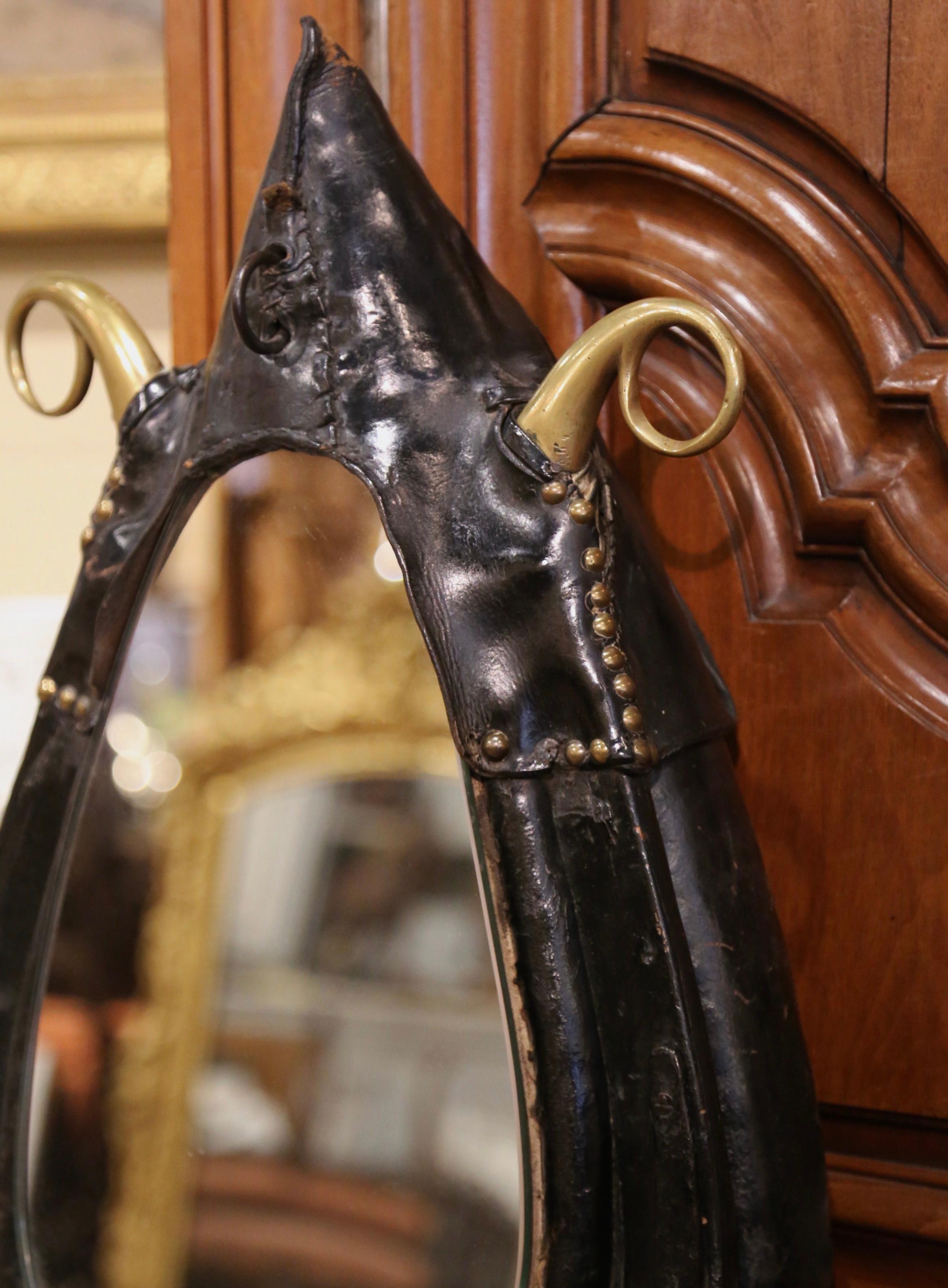Französisches Leder- und Bronze-Pferdhalsband aus dem 19. Jahrhundert, umgewandelt in Wandspiegel (Spiegel) im Angebot