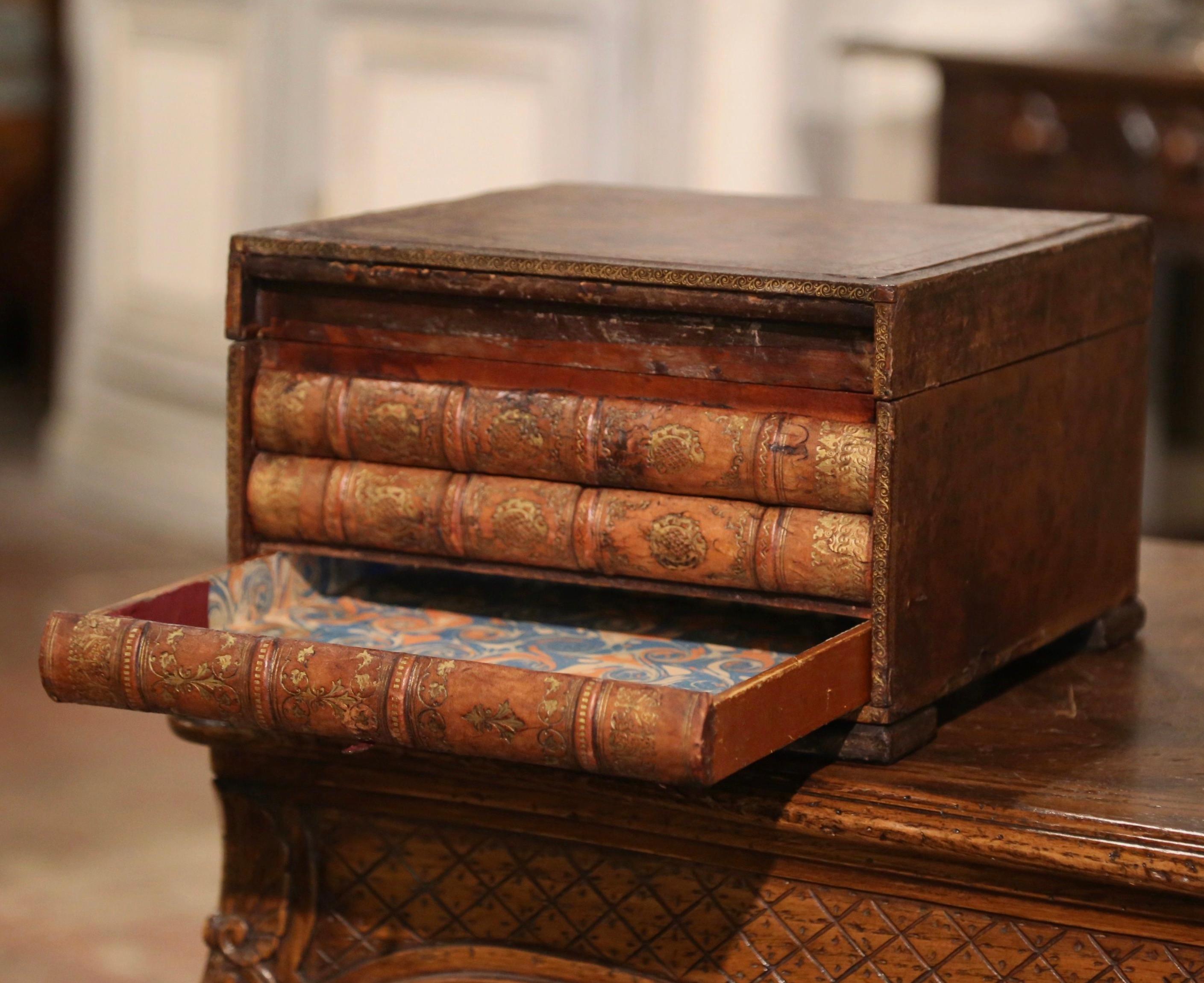 Boîte décorative à tiroirs cachés pour livres reliés en cuir du 19e siècle en vente 3