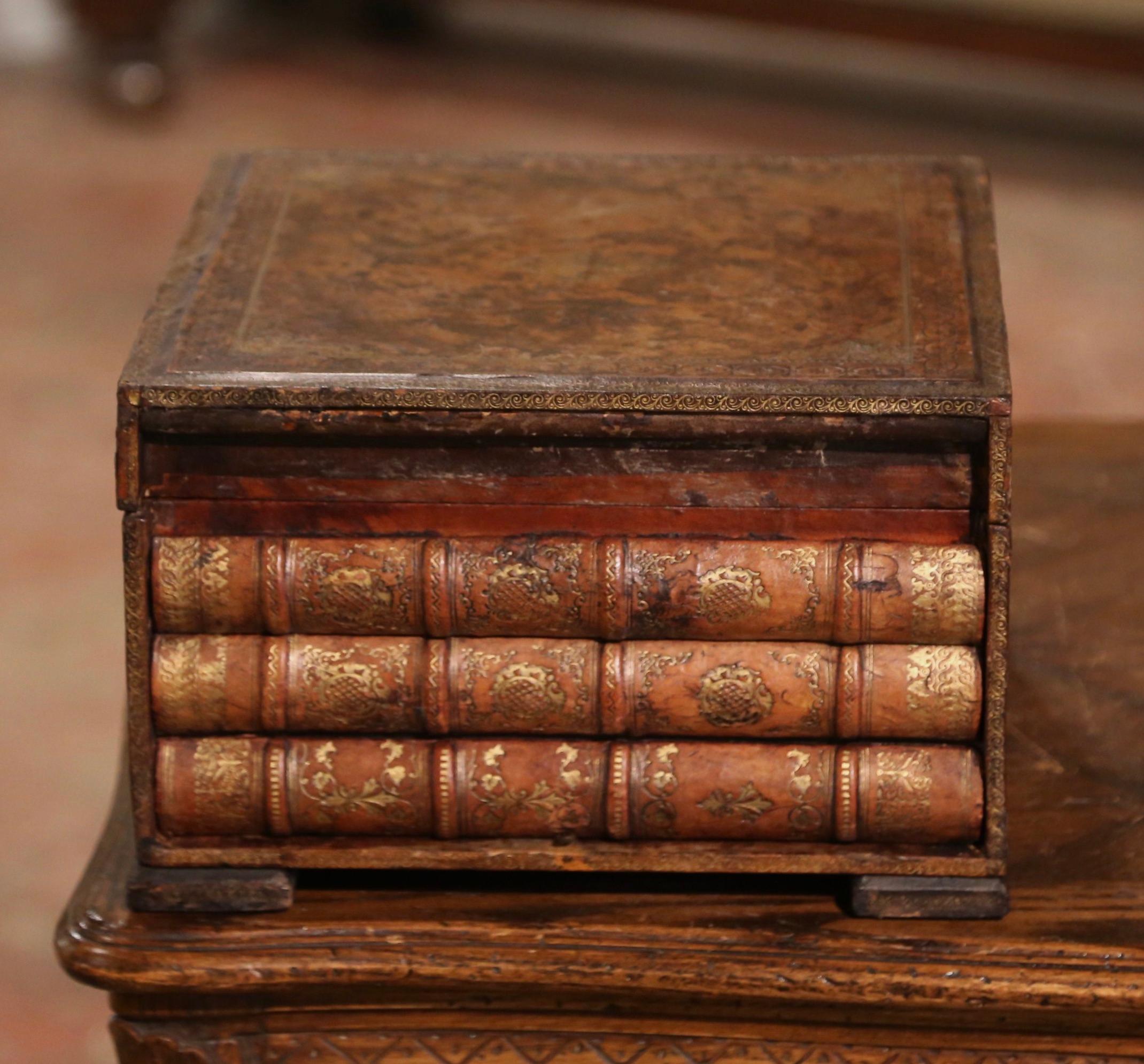Français Boîte décorative à tiroirs cachés pour livres reliés en cuir du 19e siècle en vente