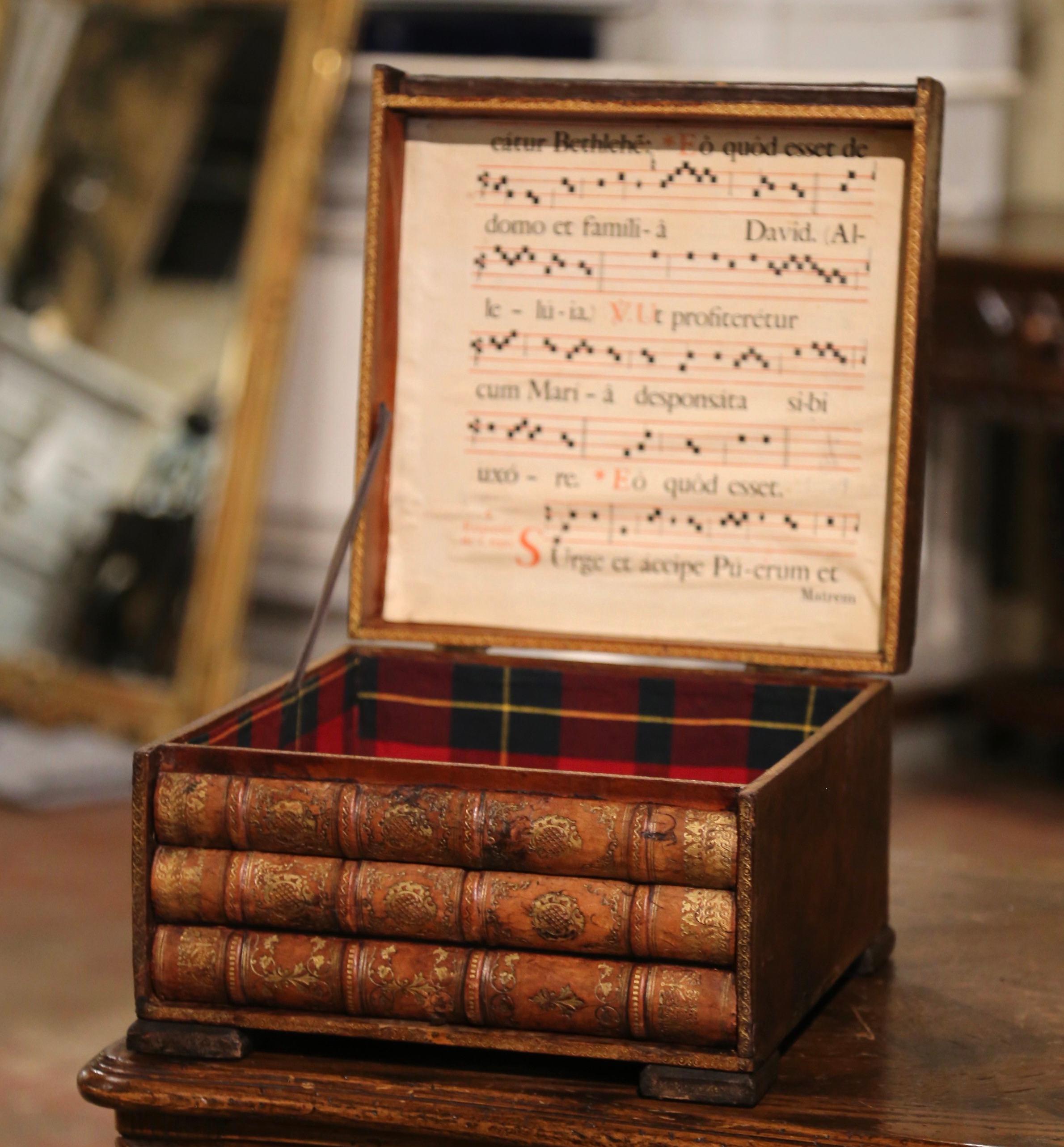 XIXe siècle Boîte décorative à tiroirs cachés pour livres reliés en cuir du 19e siècle en vente