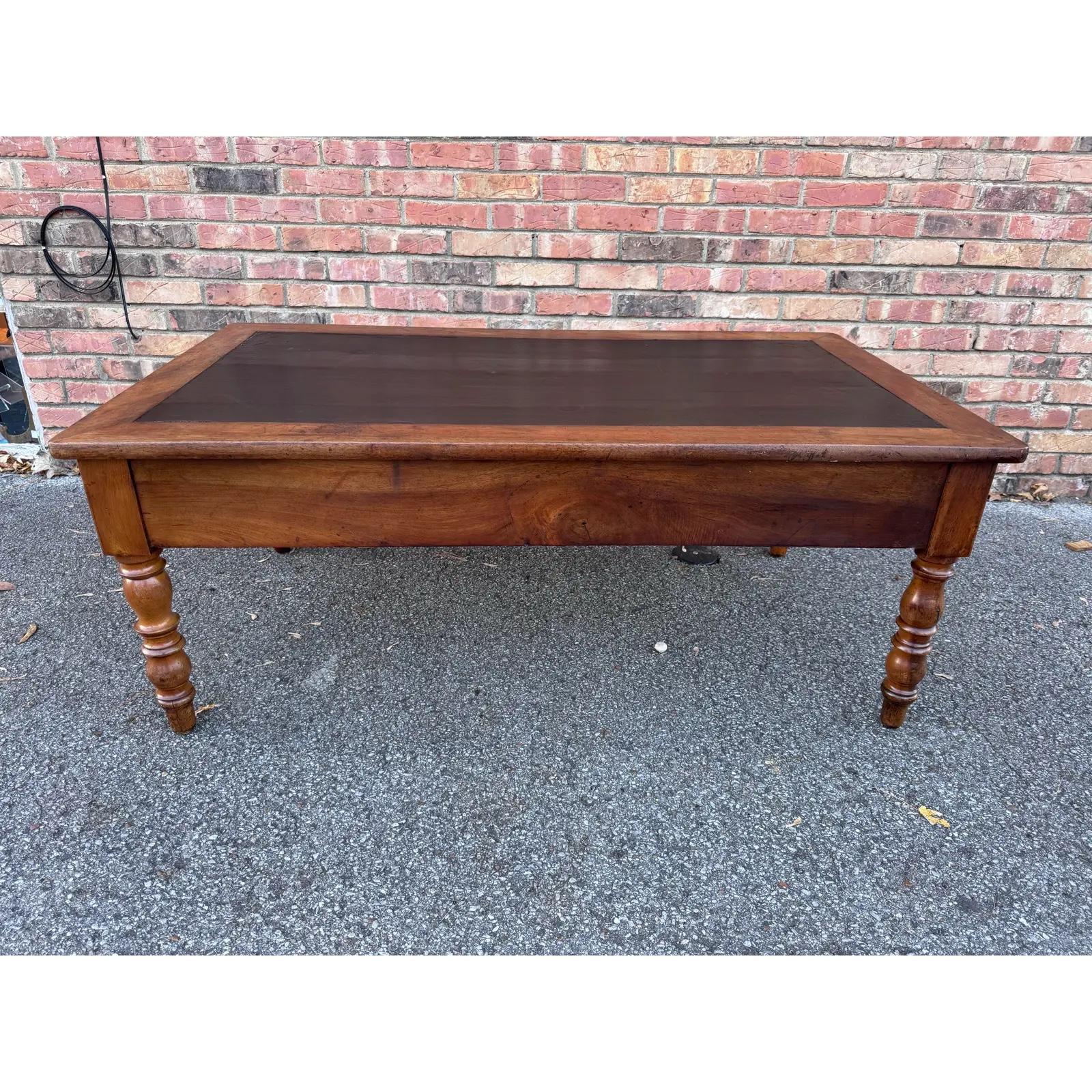 Mesa baja francesa del siglo XIX con tapa de cuero en venta 4