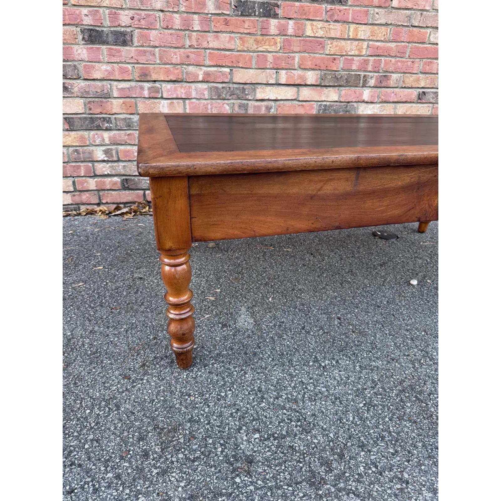 Mesa baja francesa del siglo XIX con tapa de cuero en venta 5
