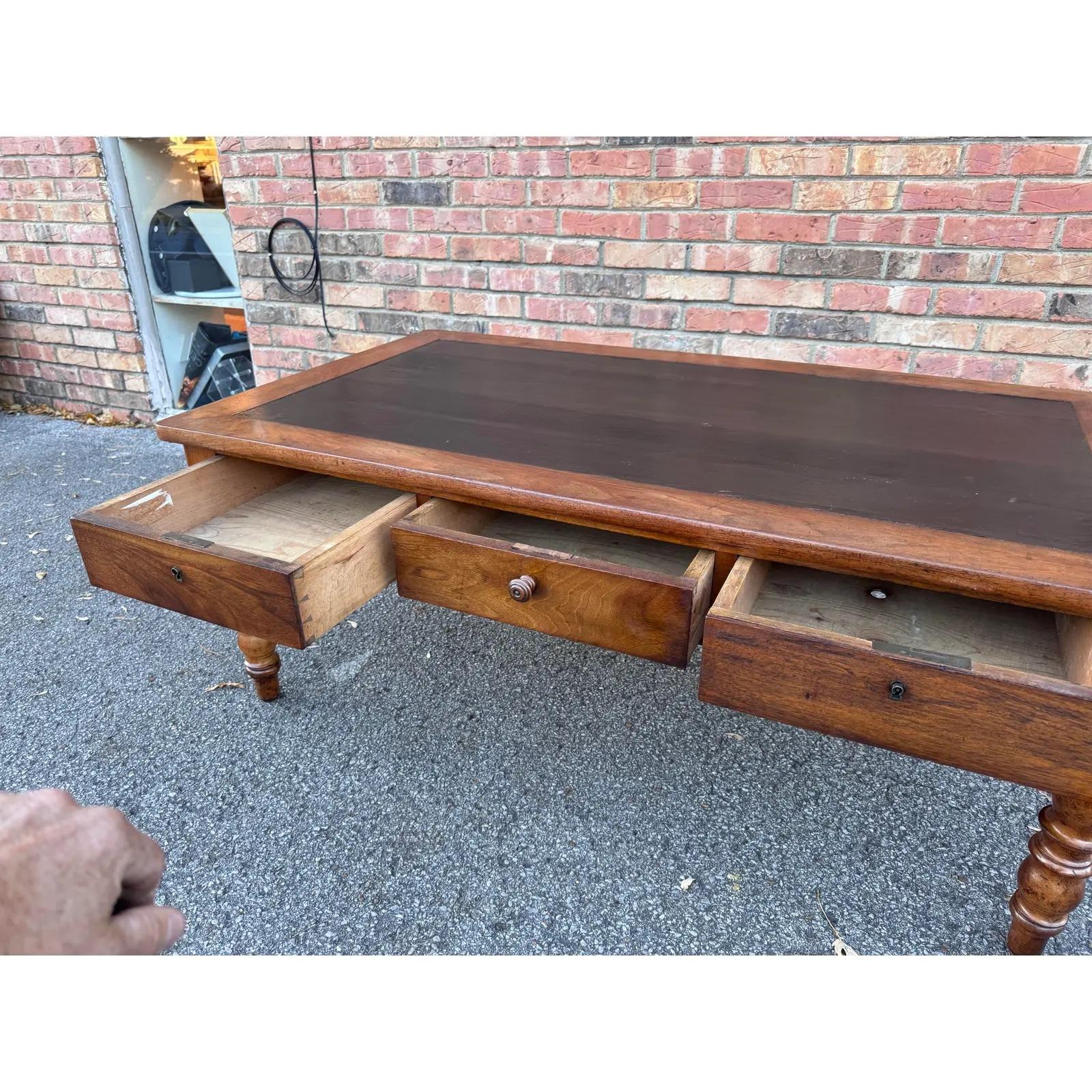 Mesa baja francesa del siglo XIX con tapa de cuero Provincial francés en venta