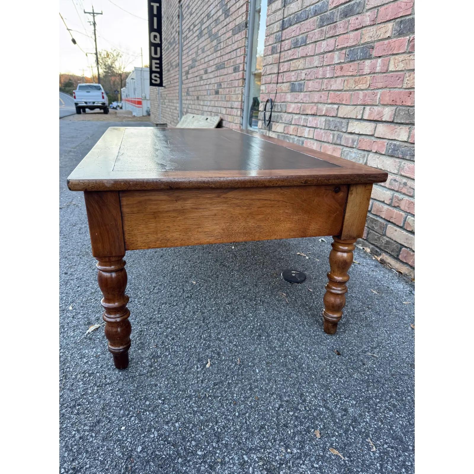 Mesa baja francesa del siglo XIX con tapa de cuero Francés en venta